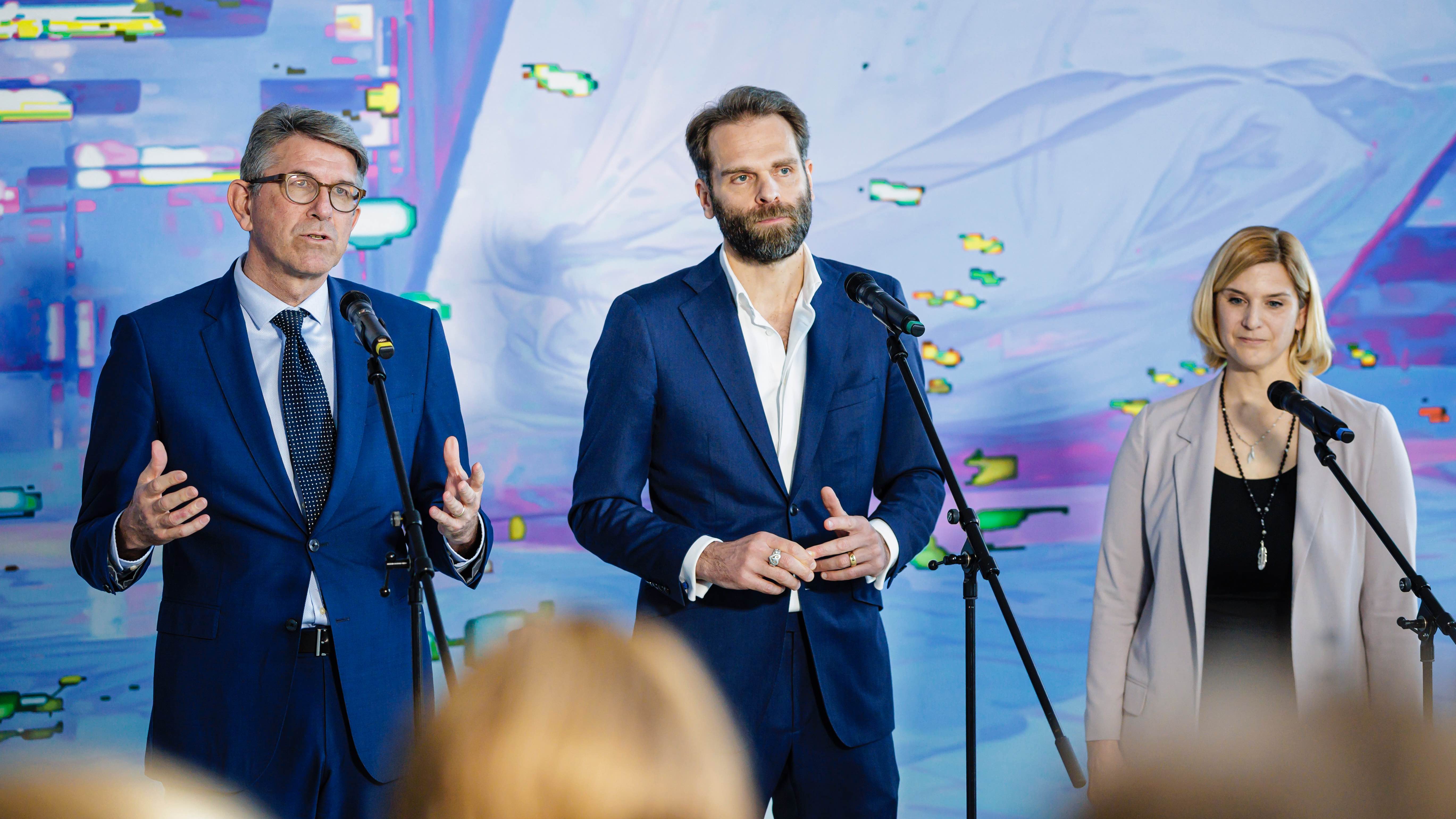 Traten zum Abschluss des Streaming-Gipfels im Kanzleramt vor die Presse (von links): Kulturstaatsminister Wolfram Weimer, der BVMI-Vorstandsvorsitzende Florian Drücke und VUT-Vorstandsmitg...
