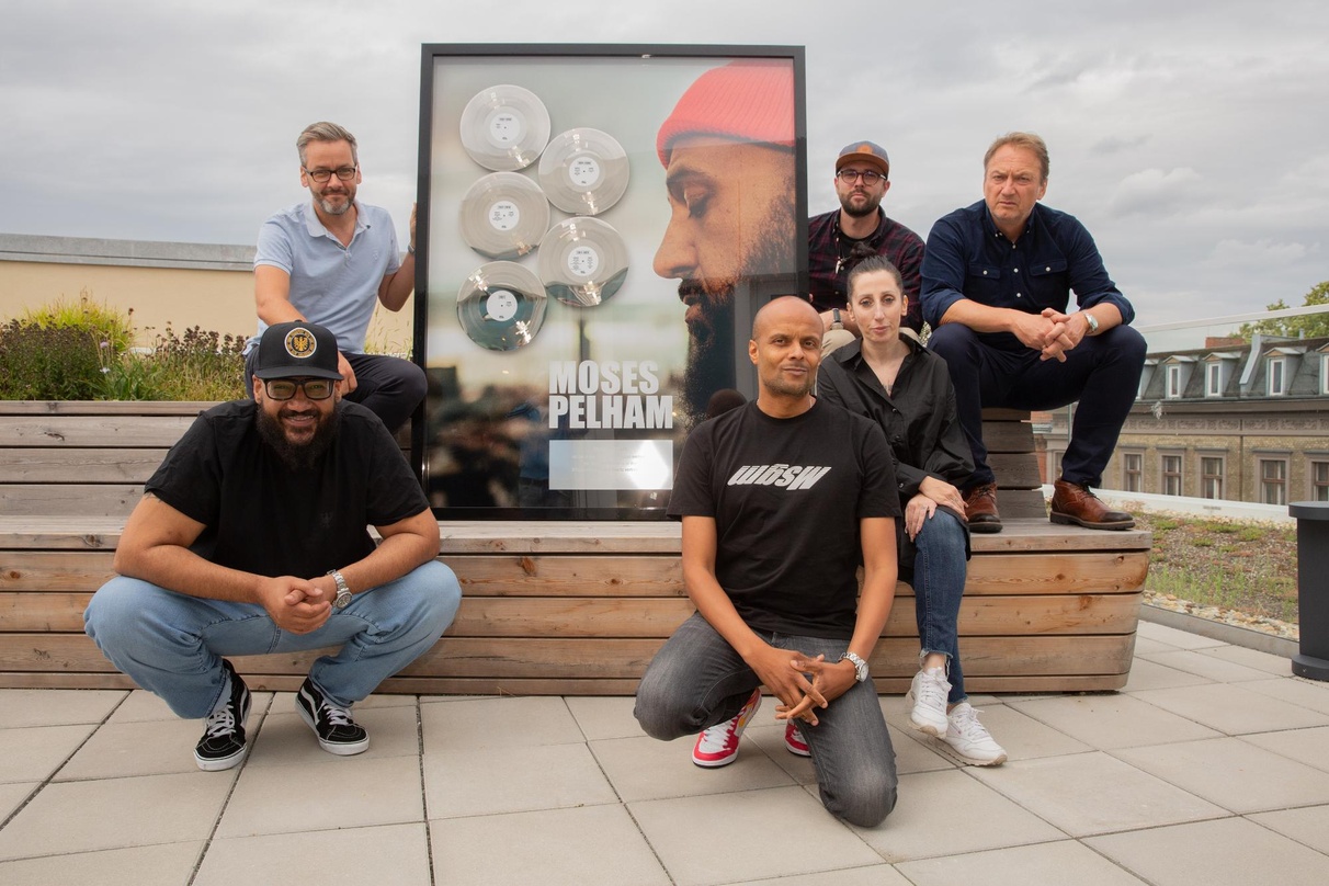Bei der Award-Übergabe (von links): Moses Pelham, Arndt Sedler (Senior Director Marketing Domestic & International RCA & Ariola), Patrick Mushatsi-Kareba (CEO Sony Music Entertainment GSA)...