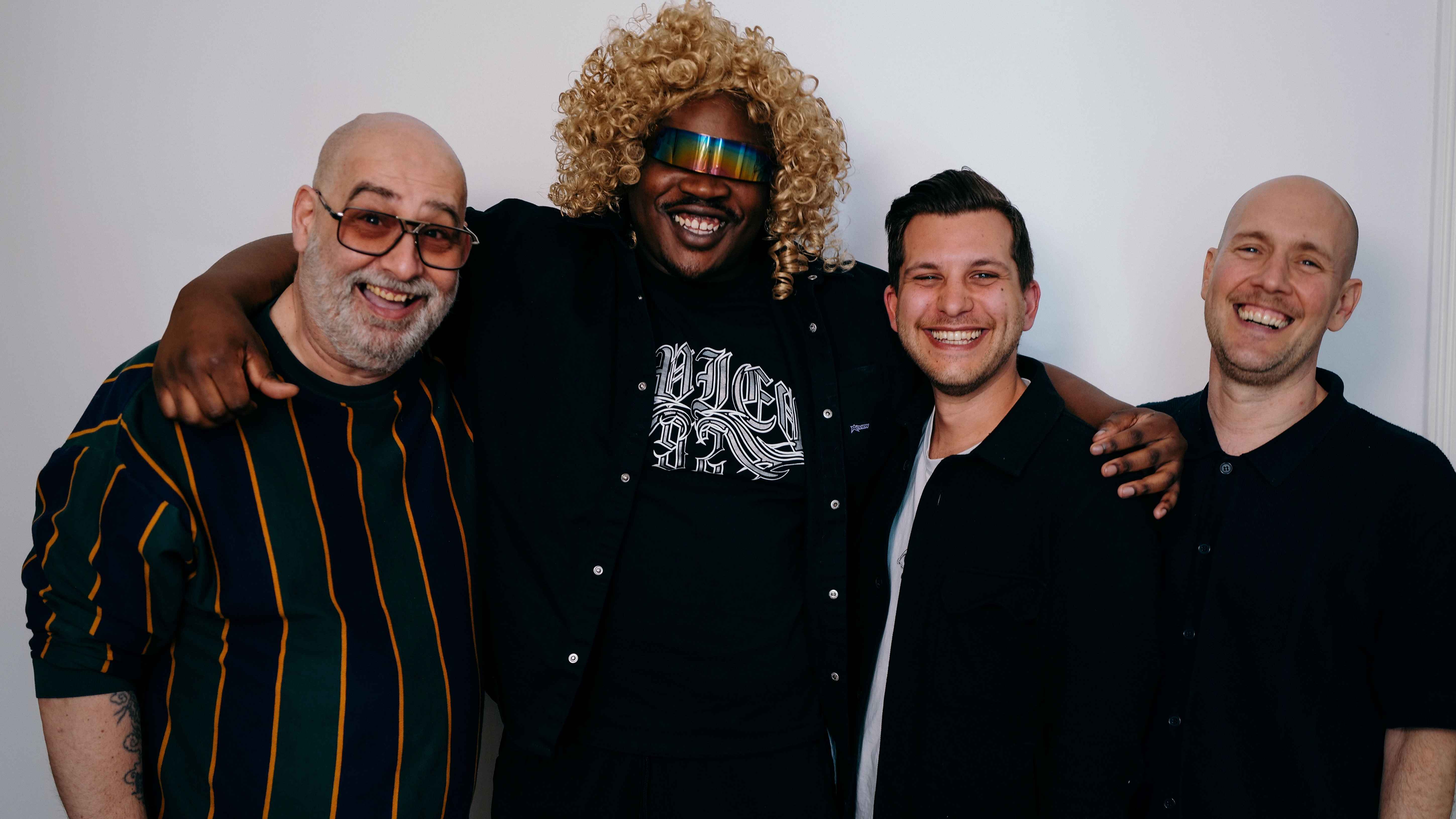 Bei der Vertragsunterzeichnung (von links): Jan van der Toorn (Producer), Kazumba, Max Rosenberg (A&R Telamo) und Oli.P.