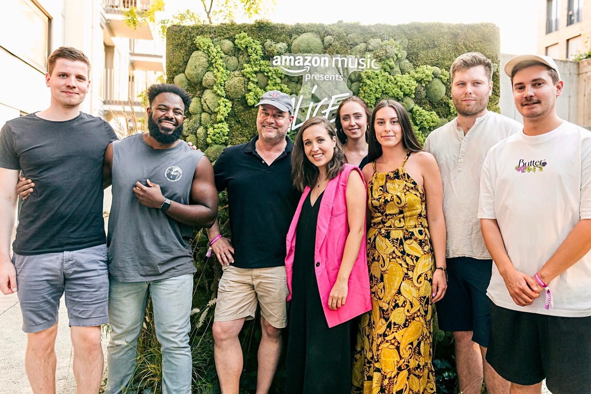 Vereint beim Fan-Event (von links): Bastian Voelkel, Regi Drake, Ulrich Järkel, Alice Merton, Anja Loibnegger, Dilara Balantekin-Iachia, Paul Grauwinkel und Heiko Marx