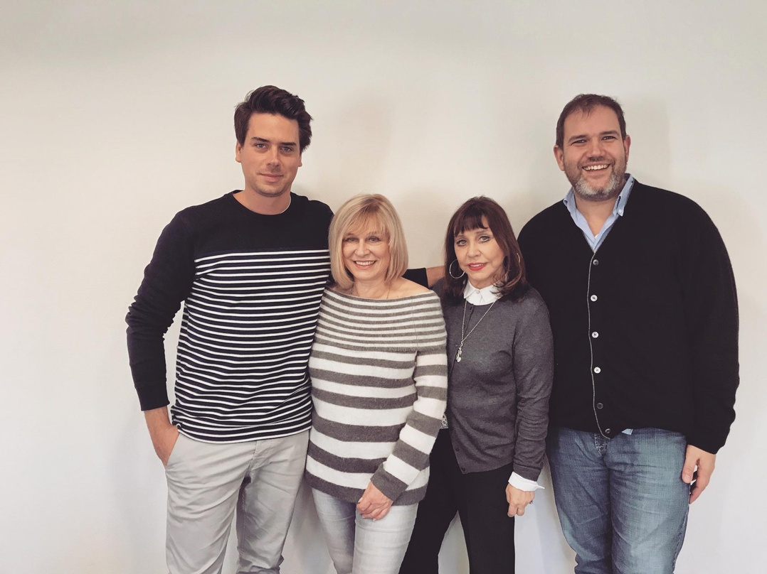 Trafen sich im Hamburger Büro (von links) Julian Böhm, Mary Roos, Tina York und Jan Mewes