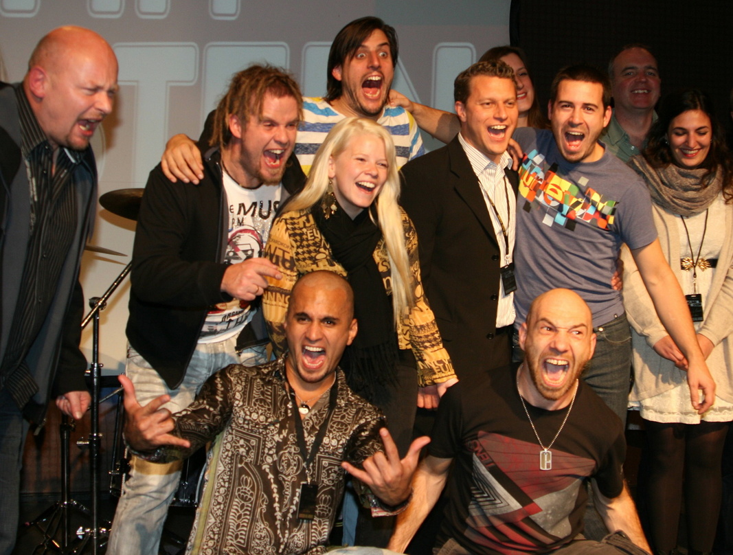 Nach dem Showcase: Klimmstein, die Überraschungsgäste sowie die Teams von KBK und Global Records||Nach dem Showcase (v.l.n.r.): Heinz Preisch (Head Of Booking KBK), Max Bieder, Christoph H...