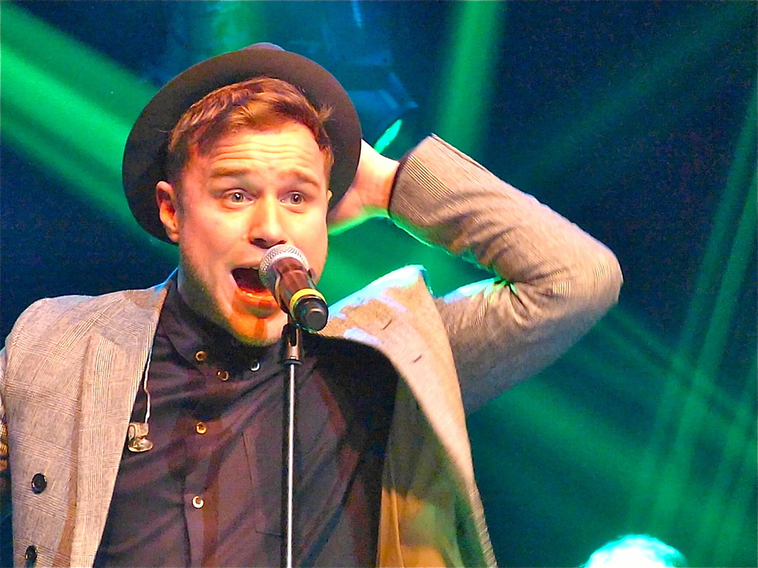 Verschiebt seine deutsche Hallentour auf Oktober: Olly Murs, hier auf der Bühne des Sony-Music-Events Laut in München 2012
