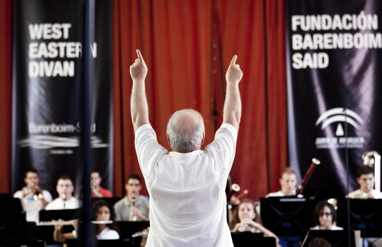 Leistet mit dem West-Eastern Divan Orchestra einen Beitrag zur Völkerverständigung: Daniel Barenboim (vorn)