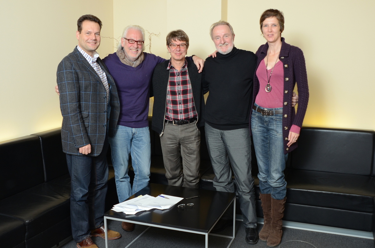 Neue Partner: Hannes Wader (2.v.r.) und Christian Kellersmann (M.) mit ihrem Team