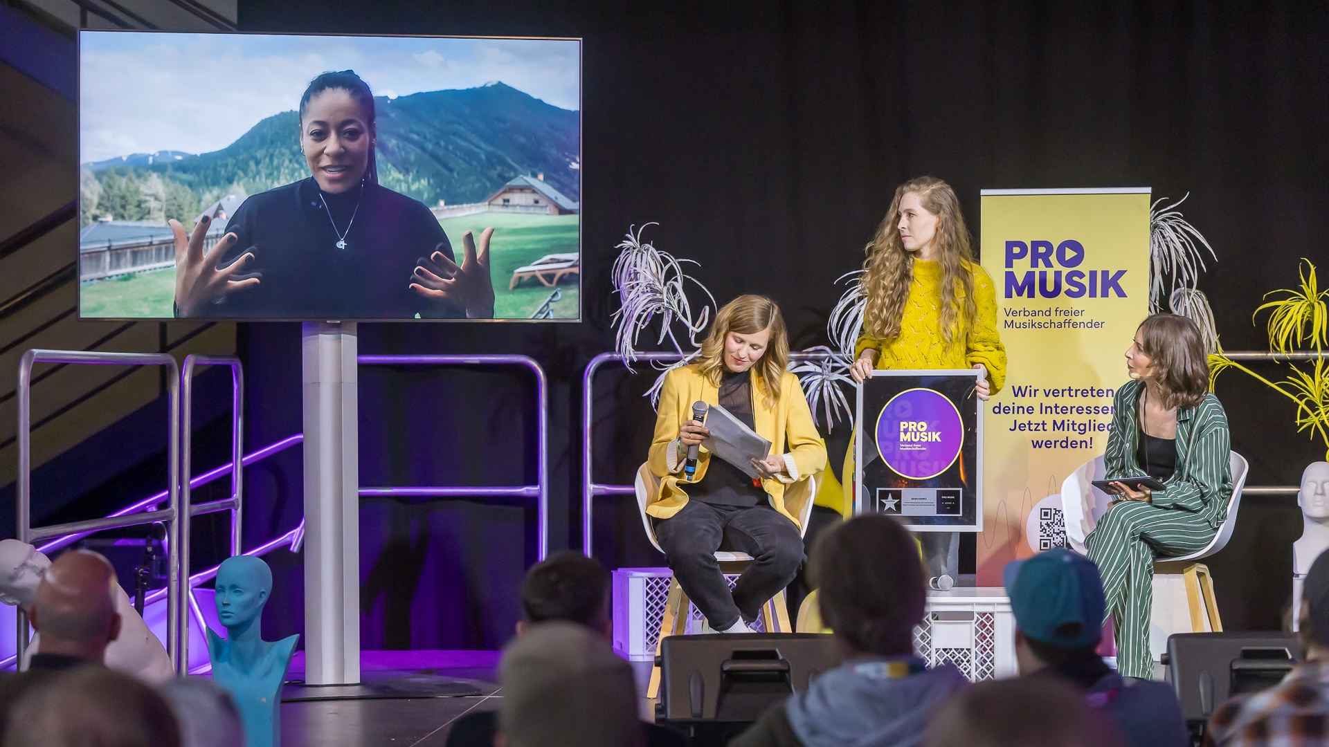 Punktete mit ihrem Engagement: Diana Ezerex (im Video) neben Ella Rohwer (Geschäftsführerin), Louisa Halter (Geschäftsstellenleitung, beide Pro Musik) und Moderatorin Bianca Hauda.