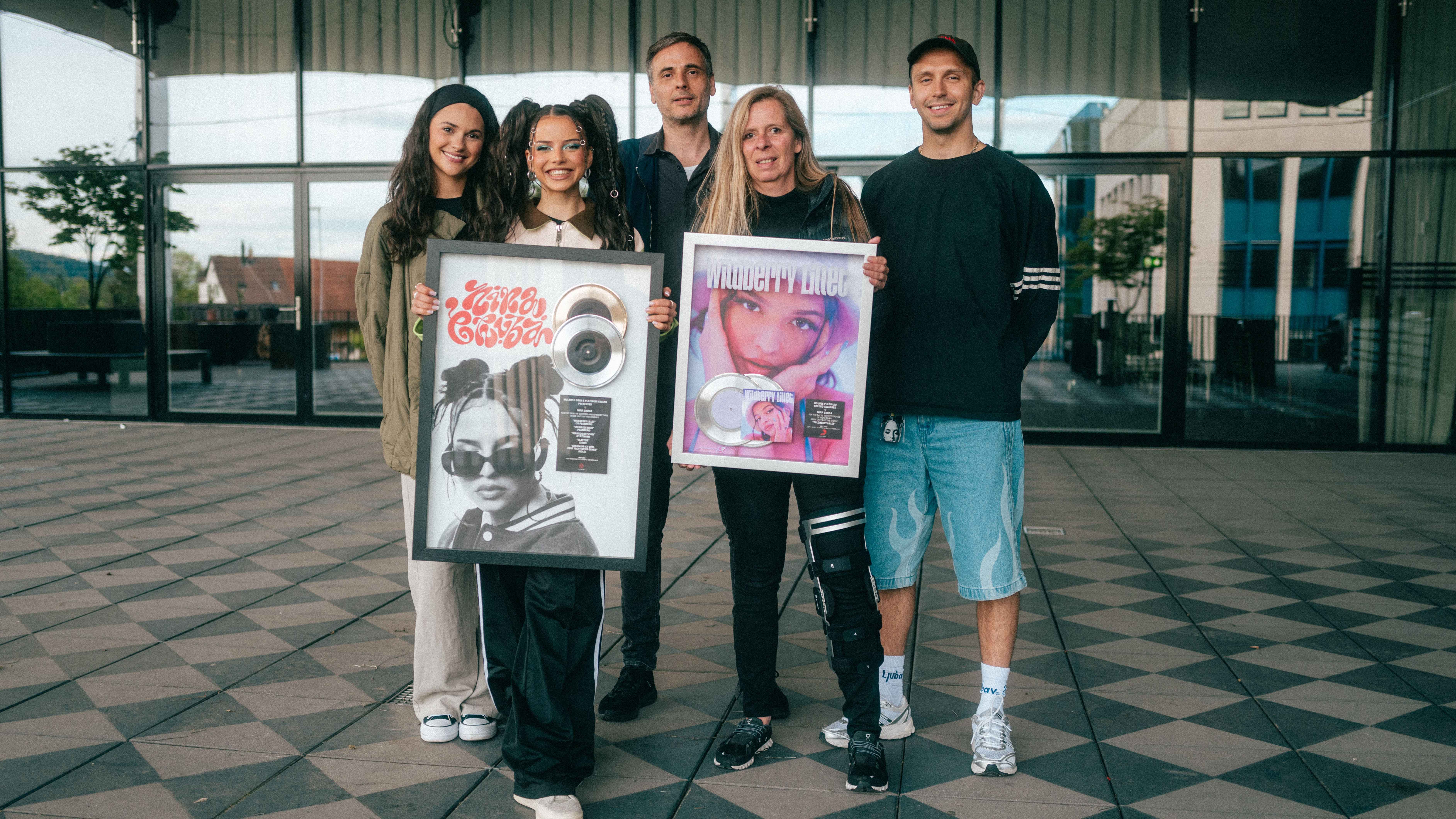 8284d677 d669 4ad0 a6c0 8210eef76ef0 Posieren mit Nina Chubas Schweizer Awards (von links): Iva Saravanja (Senior Promotion & Content Manager Sony Music Switzerland), Nina Chuba, Beat Milter (Head of International Marketing),...
