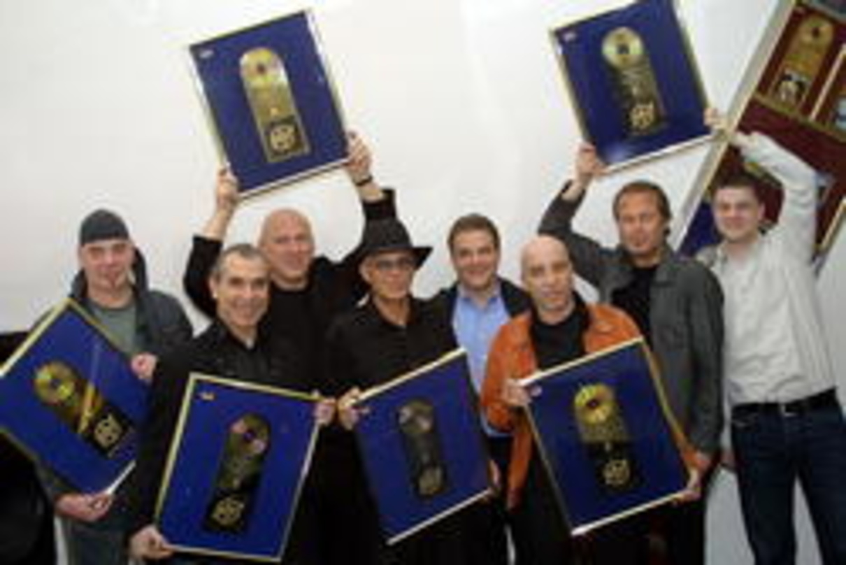Goldregen für "Best Of City" bei der Jubiläums-Pressekonferenz (v.l.n.r.):Klaus Selmke (City), Georgi Gogow (City), Manfred Henning (City), Fritz Puppel (City), Christian Wolff (Geschäftsf...