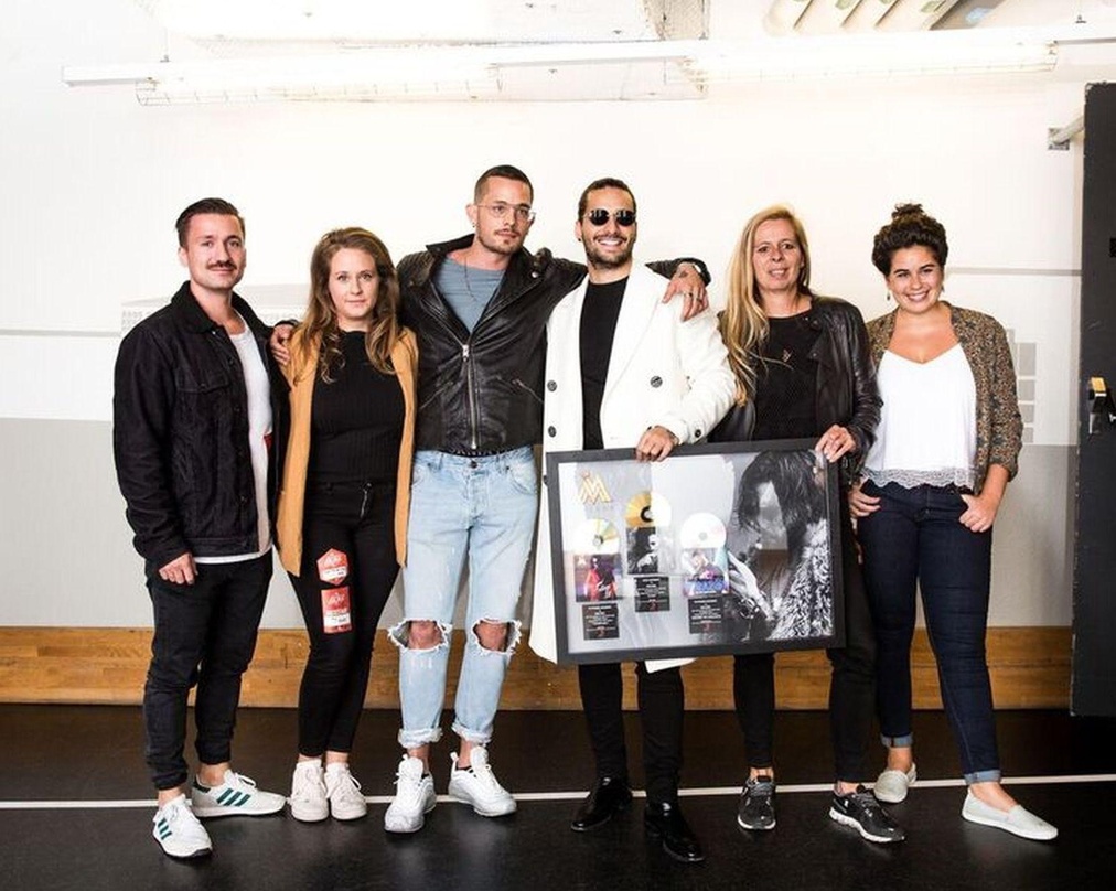 Bei der Award-Verleihung im Züricher Hallenstadion: Lacuma (3. von rechts) und Partner