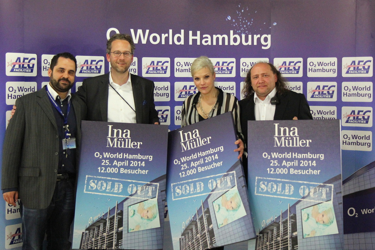 Bei der Awardübergabe (von links): Sebastian Stolz (Communications Manager O2 World Hamburg), Pascal Funke (Geschäftsfühtrer Funke Media), Ina Müller und Günther Maienschein (Leitung Tourn...