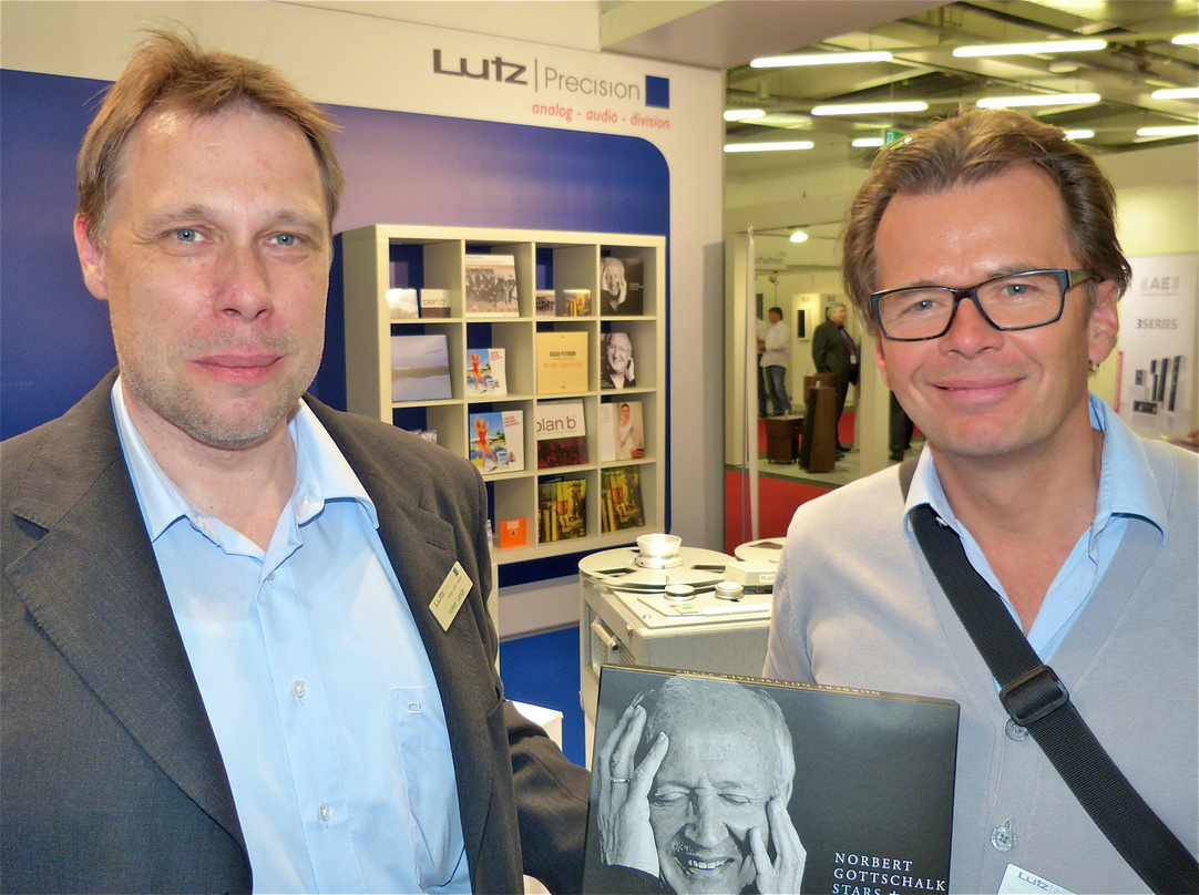 Präsentieren die Tonbandversion des Albums "Stars" des Jazzsängers Norbert Gottschalk: Volker Lange (Lutz Precision, links) und Thilo Berg (Mons Records); dazwischen im Hintergrund eine St...