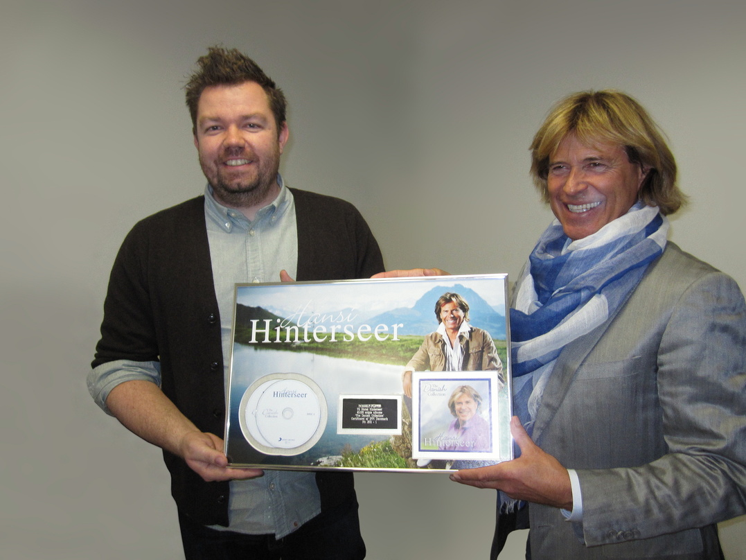 Bei der Verleihung: Jens Fransson (l., Catalogue Manager Sony Music Denmark) und Hansi Hinterseer