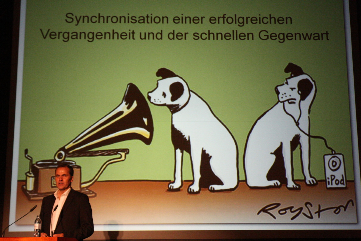 82c58e634cfb7c9a42de5024fae75236f3f32fbf25d6522ac0ac42602a950085 Maskottchen im Wandel der Zeit: Vertriebschef Frank Hohenböken zeigt Nipper einst und jetzt
