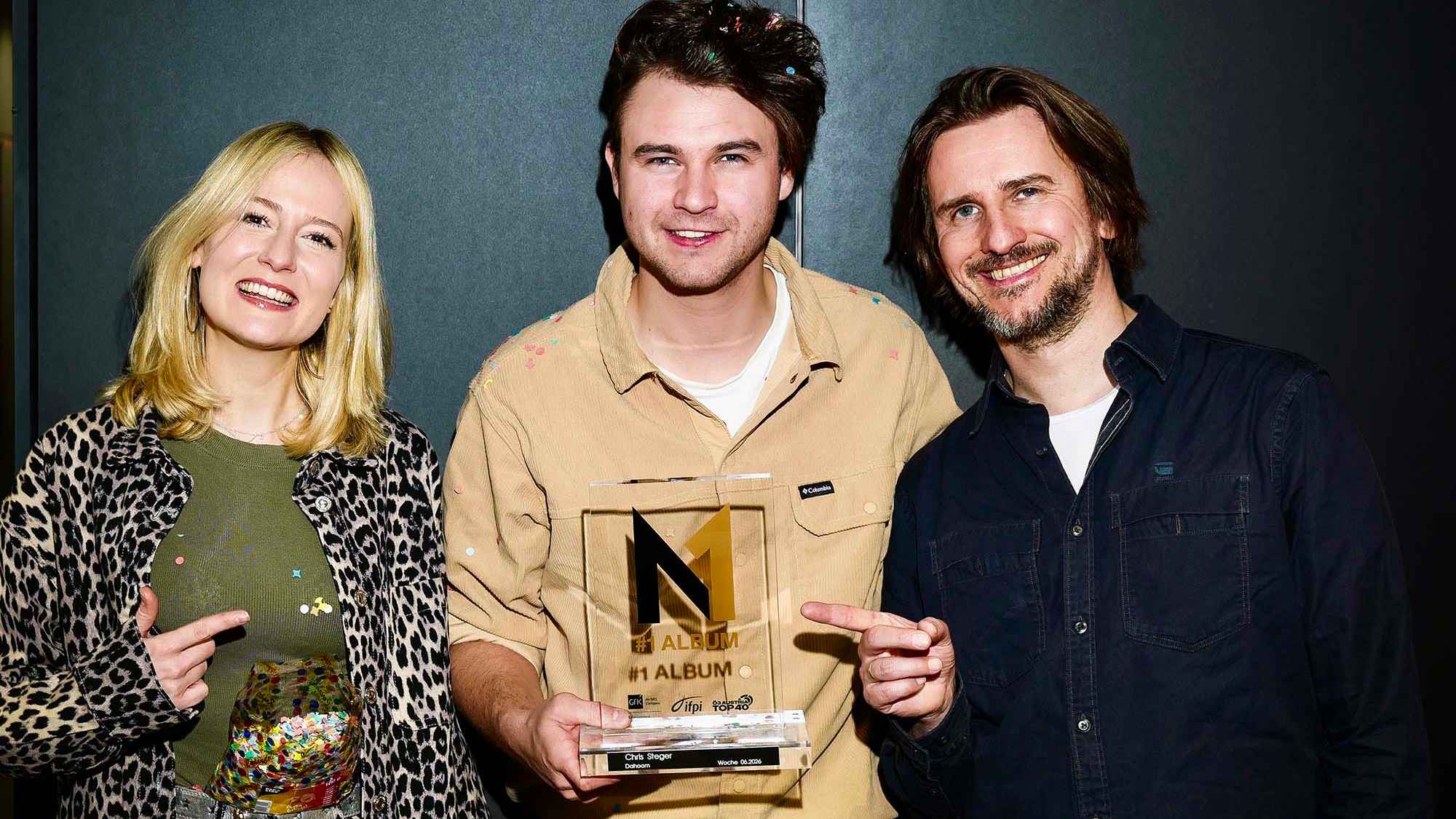 Bei der Preisverleihung: Tina Ritschl (Ö3), Chris Steger (Mitte) und Christoph Gruber (GfK Entertainment).