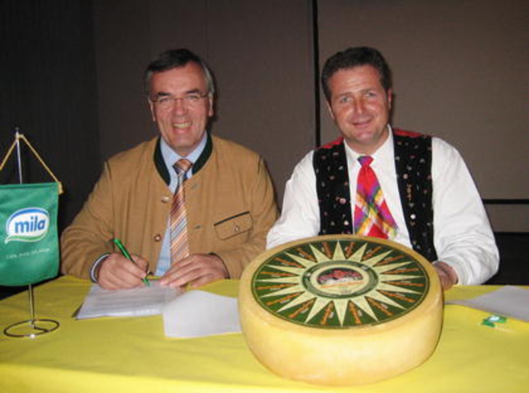 Machen Käse: Alfons Alber (l. Obmann und Präsident Milkon) und Norbert Rier
