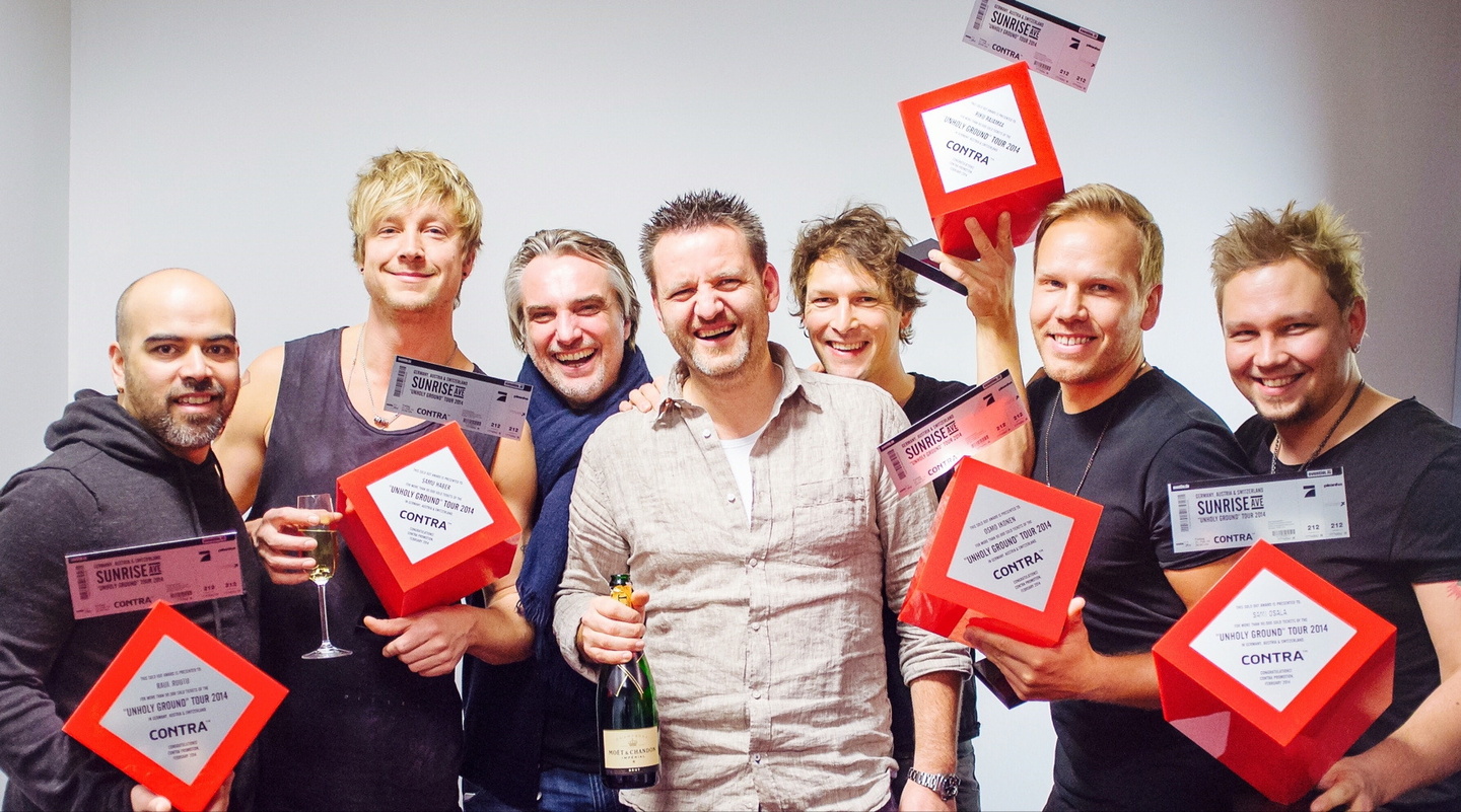 Bei der Verleihung des Awards (von links): Raul Ruutu, Samu Haber (beide Sunrise Avenue), Enrico Karolczak (Agent Contra Promotion), Björn Gralla (Geschäftsführer Contra Promotion), Riku R...