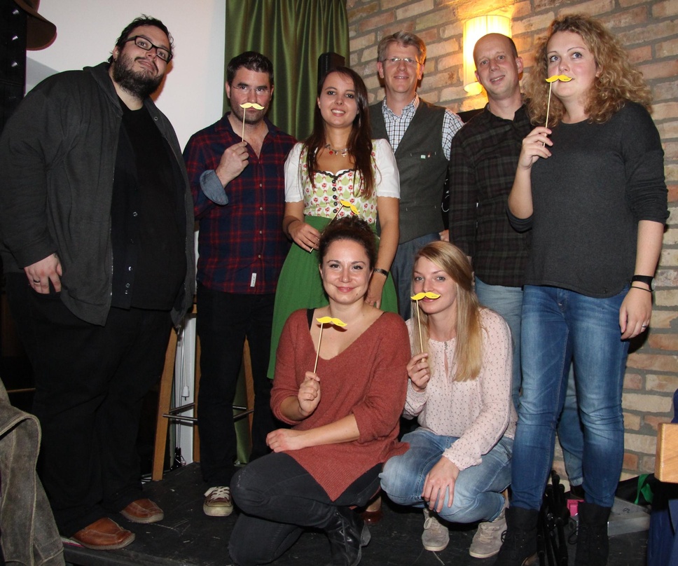Nach dem Wirtshaussingen im Giesinger Bräustüberl (hinten, von links): Mathias Kellner, Patrick Oginski (Geschäftsführer südpolmusic), Karin Obermaier, Volker Leonhardi (Head of Marketing ...