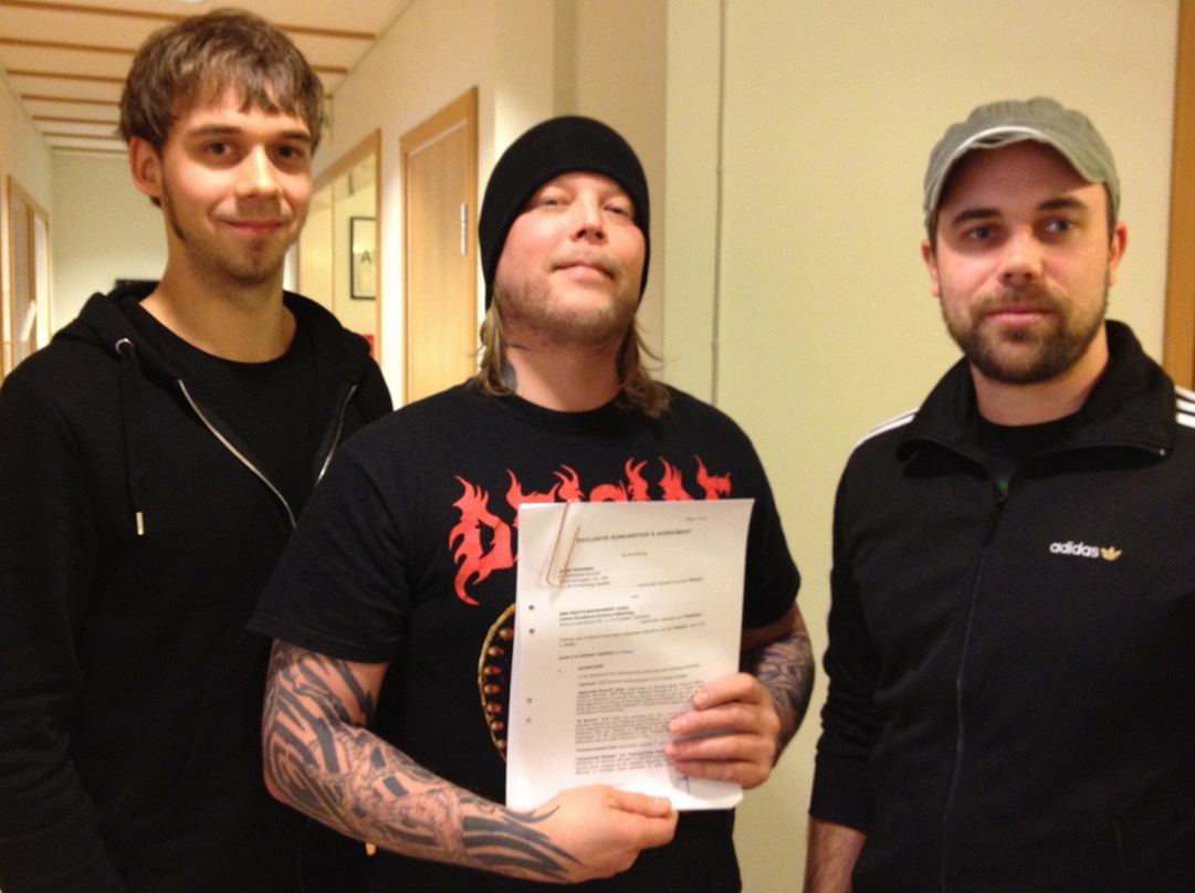 Neue Verlagspartner (v.l.n.r.): Florian Schrödter (A&R BMG), Jesper Strömblad und Björn Meyer (Edition Excellence Extreme Publishing)