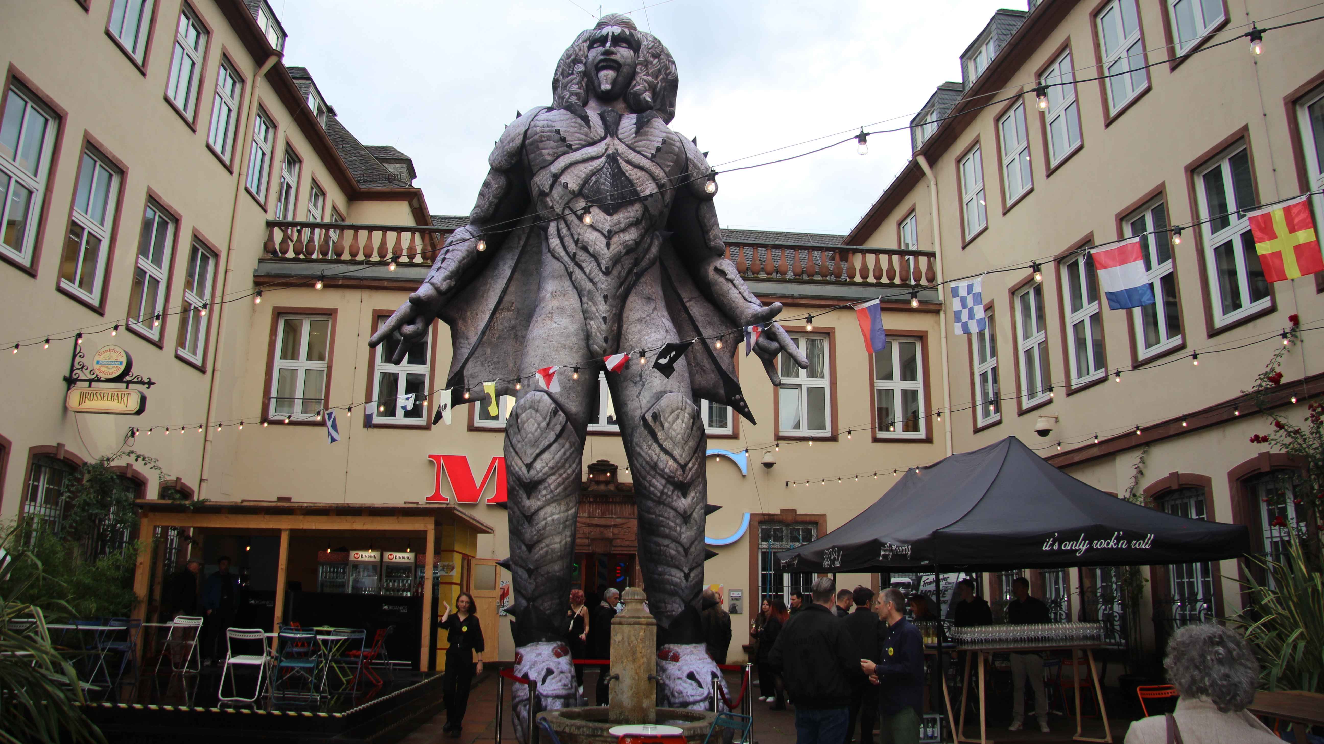 83259e76 7205 46cf 95b7 33c50c556e56 Begrüßte die Gäste von Wizard Live: eine Gene-Simmons-Statue im Innenhof der Event-Location Massif Central in Frankfurt.
