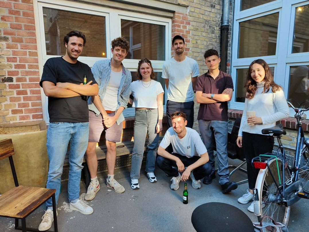 Freut sich über die neuen Investoren: das Team von Cyanite