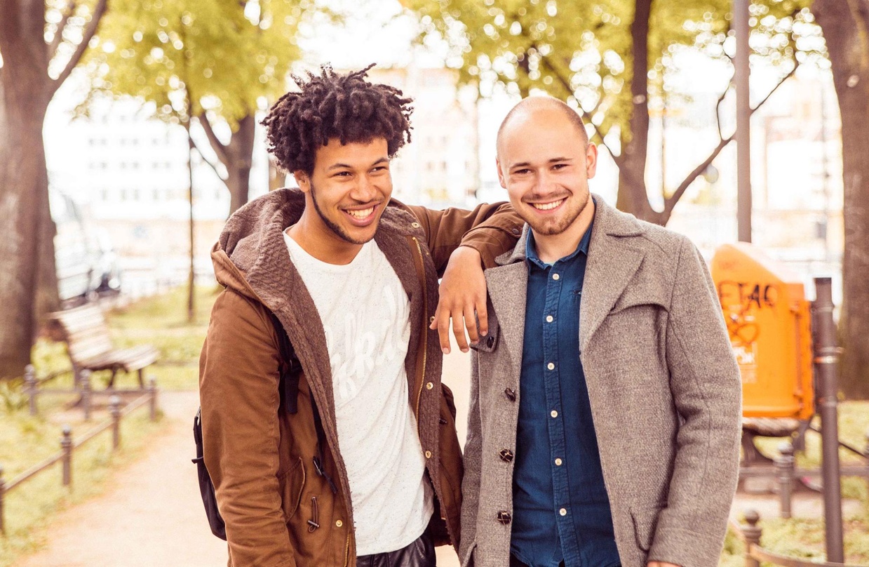833470137c0151fde5abf910b39df71c61032f1bf60292702bac70df16354c4c Werden als Produzenten und Songwriter vom Department Musik vertreten: Die unter dem Namen Quarterhead aktiven Josh Tapen (links) und Janik Riegert