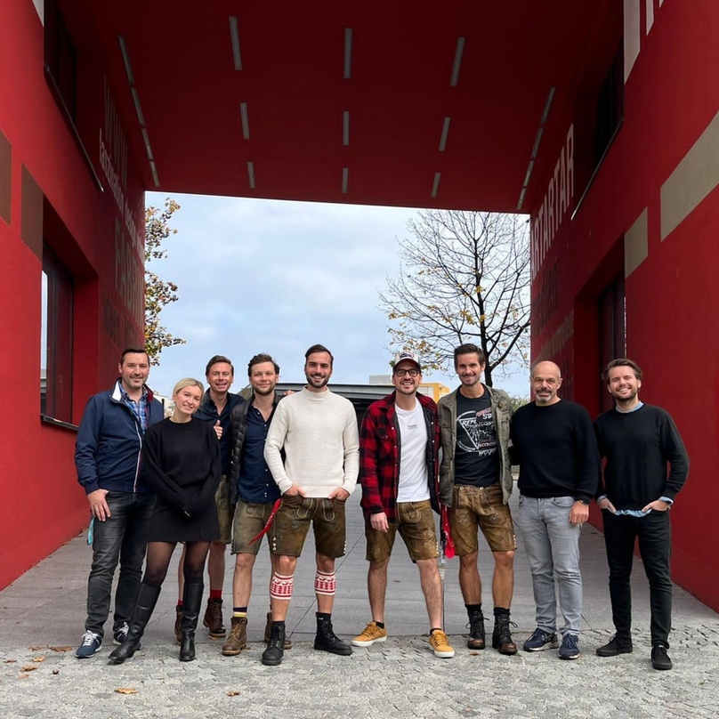 Gehen weiterhin gemeinsame Wege (von links): Alexander Schedler (Management Mountain Crew); Aurelia Hammer (Project Manager Label Electrola), die Mountain Crew, Ralf Schedler (General Mana...