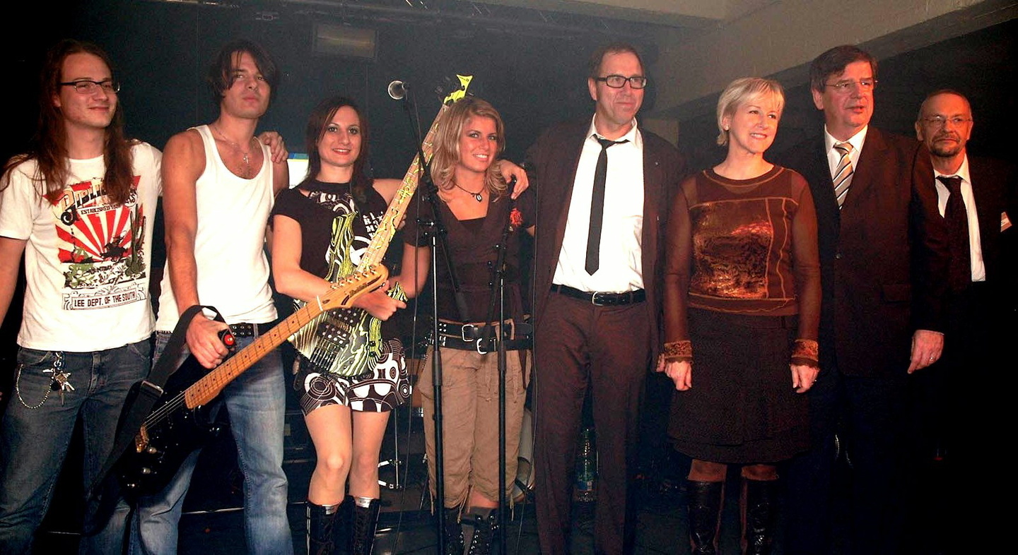 Beim Konzert (v.l.n.r.): Die vier Mitglieder der Band Crutch, Udo Dahmen, Margot Wallström, Willi Stächele und Generalsekretär Gerhard Stahl