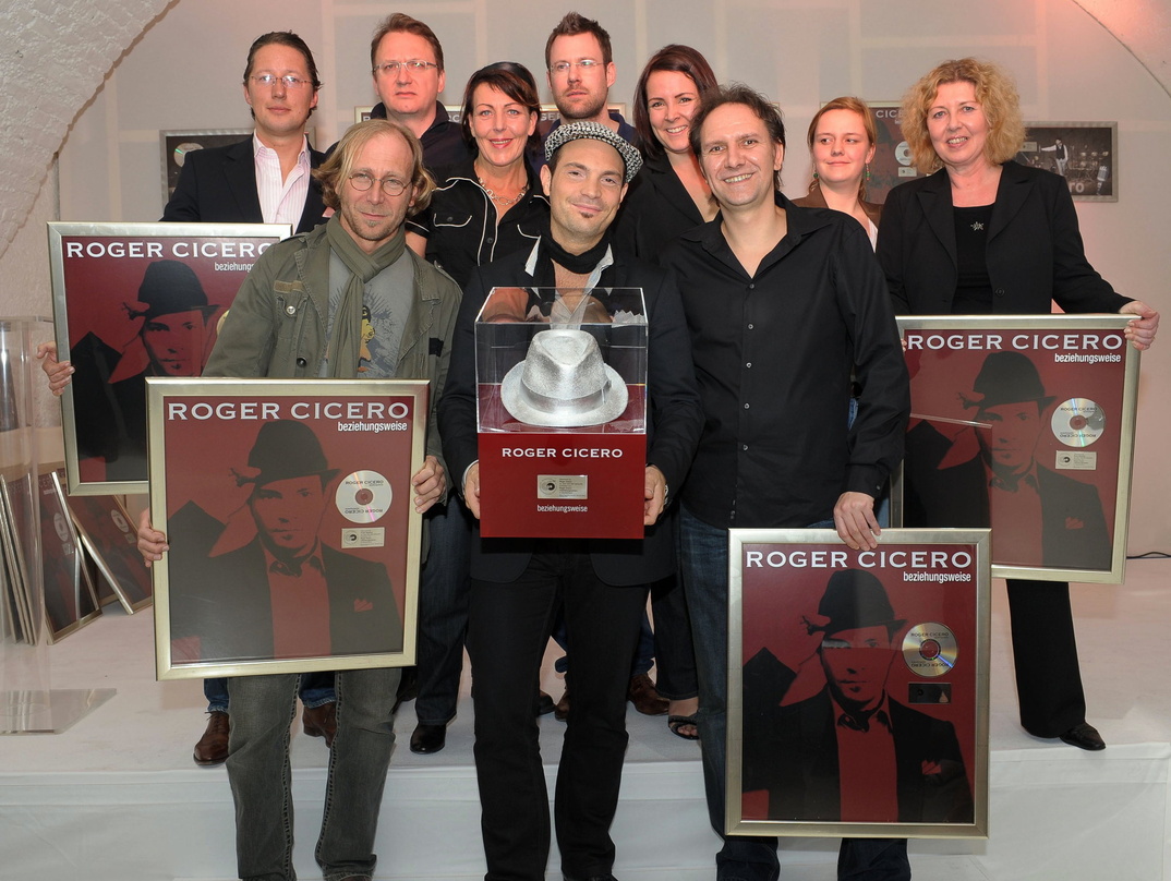 Bei der Platin-Verleihung: Roger Cicero und sein Team||Bei der Platin-Verleihung (hinten, v.l.n.r.): Hans Fink, Markus Hartmann (A&R Starwatch) und Felix Roth (Productmanager Starwatch) so...