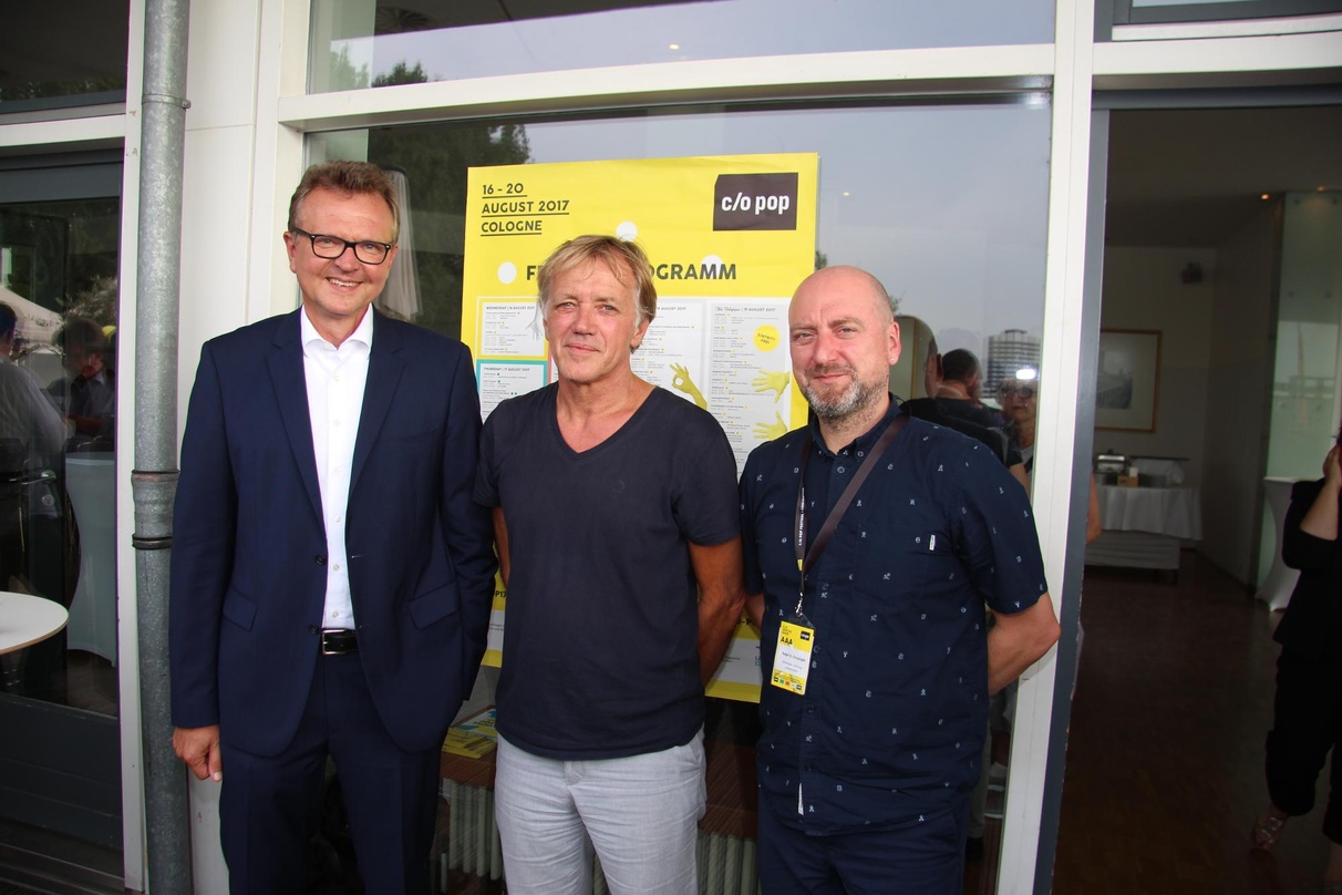 Bei der offiziellen Eröffnungsveranstaltung der c/o pop 2017 an den Rheinterrassen (von links): der Kölner SPD-Politiker Martin Dörmann mit Geschäftsführer Norbert Oberhaus und Programmlei...