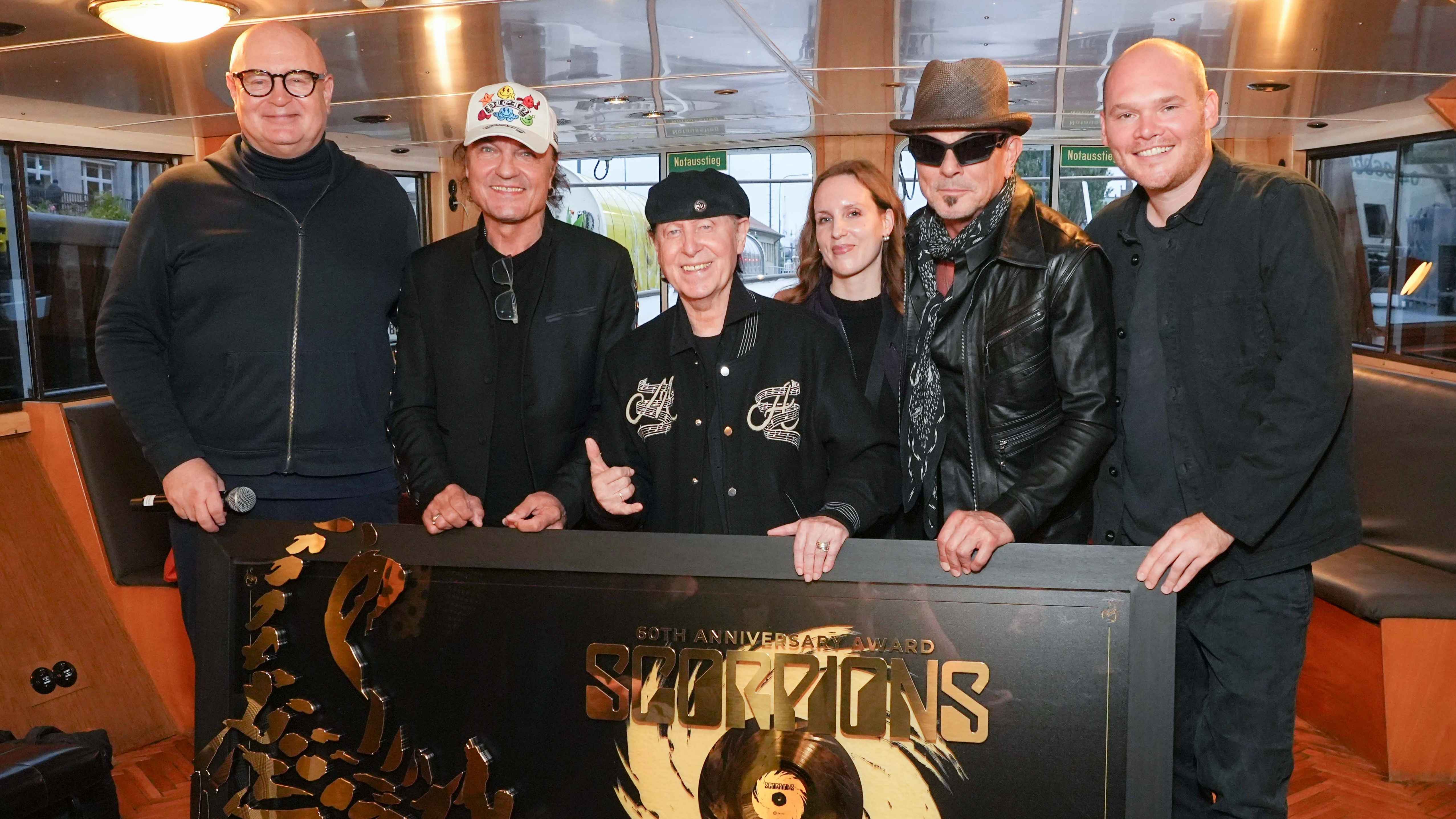 837b3667 5fb1 421b 9300 28a0a2e0c985 Posieren mit Award (von links): Thomas Scherer (BMG), Matthias Jabs, Klaus Meine, Luisa Drywa (BMG), Rudolf Schenker und Mark Johlen (BMG).