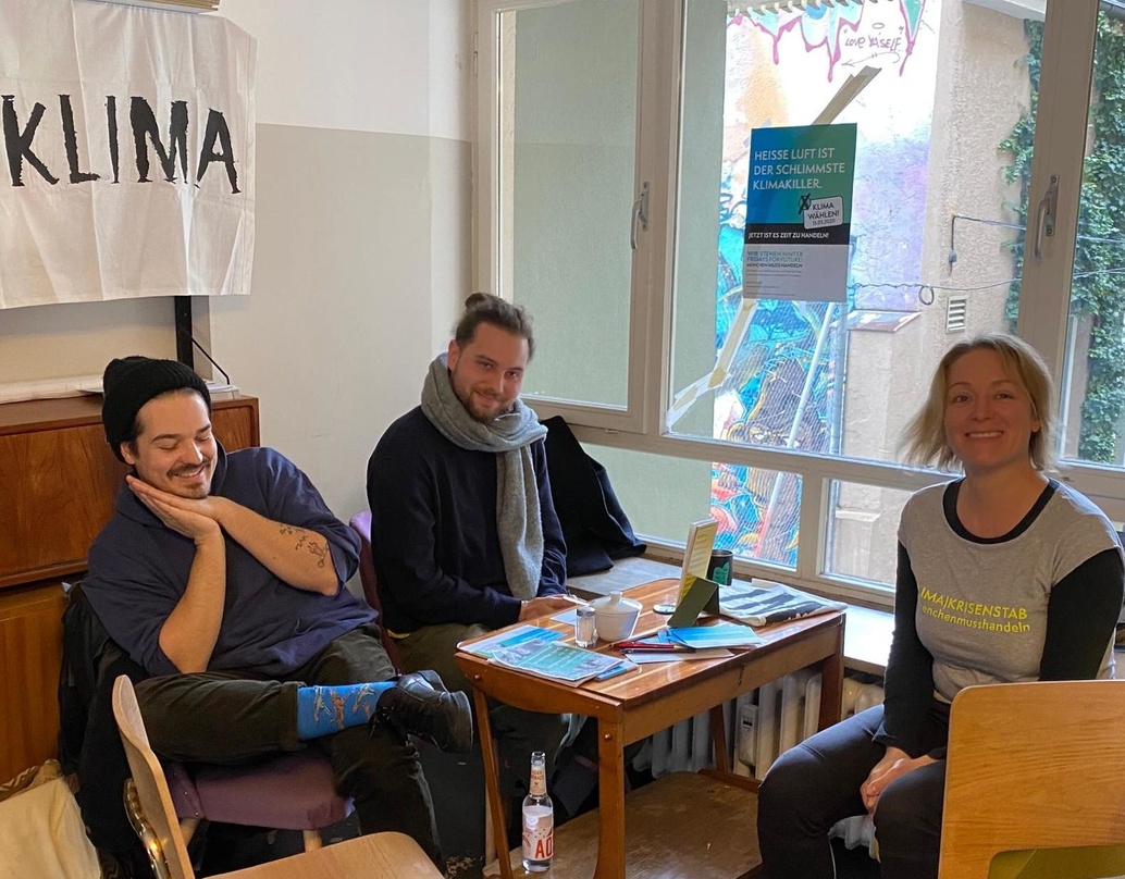 Haben sich Klimaziele auf die Fahne geschrieben (von links): Clemens Rehbein, Philipp Dausch (beide Milky Chance) und Stephanie Hirn (Koordinatorin "München muss handeln")