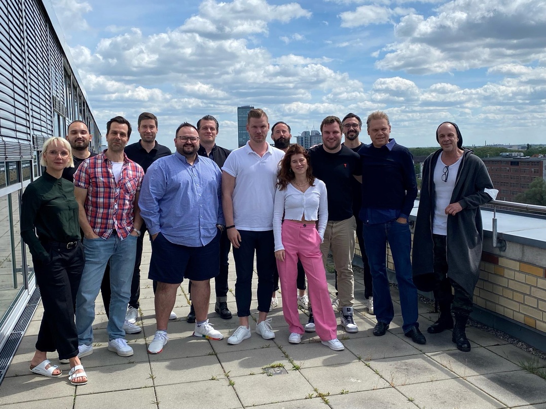 838c9ceedaf70f0dbf28f9a88aa782d540555fa06cb4f9a571f2e270eebcf019 Üben den Schulterschluss: die Teams von Universal Music Germany, Universal Music Publishing und All In