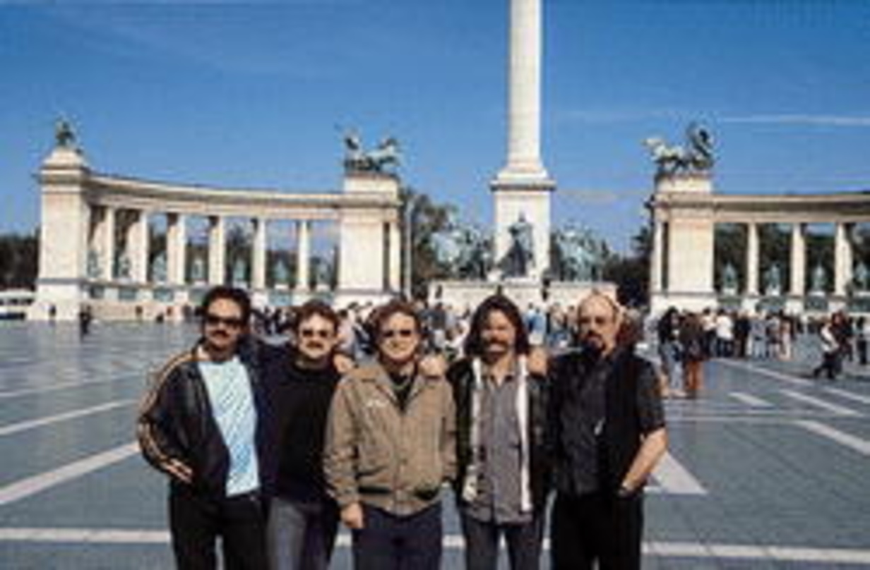 Inbegriff des Klassischen: Vor klassizistischer Kulisse, dem Heldenplatz in Budapest, zeigten sich mit (v.l.n.r.) Steve Lukather, Bobby Kimball (beide Toto), Jack Bruce, "Soulmates"-Initia...
