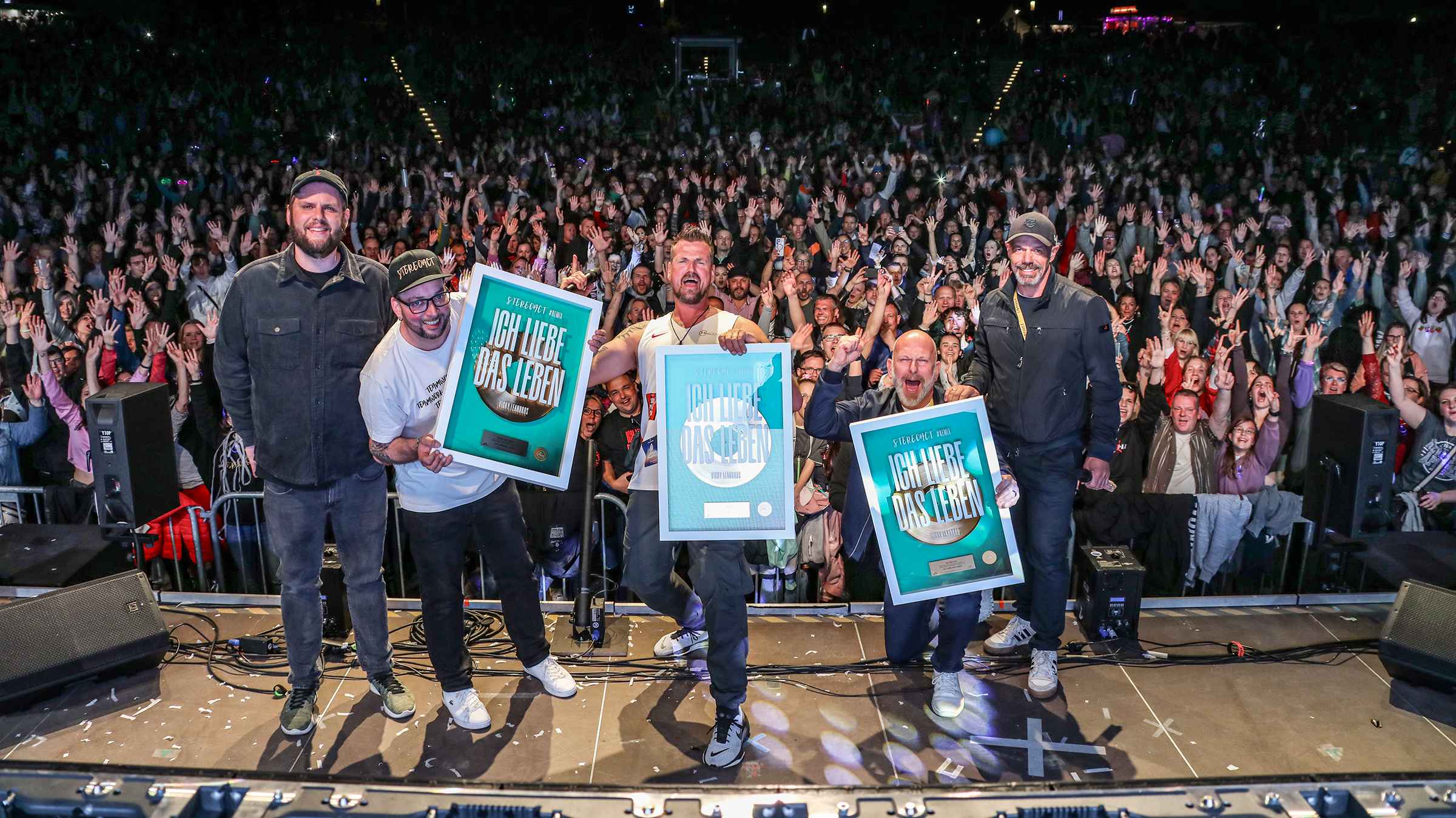 Feierten auf der Bühne die Gold-Auszeichnung (von links): Maximilian Schwarz (Produktmanager Electrola), Sebastian Seidel, Rico Einenkel (beide Stereoact), Ike Müller (13th Sounds, Managem...