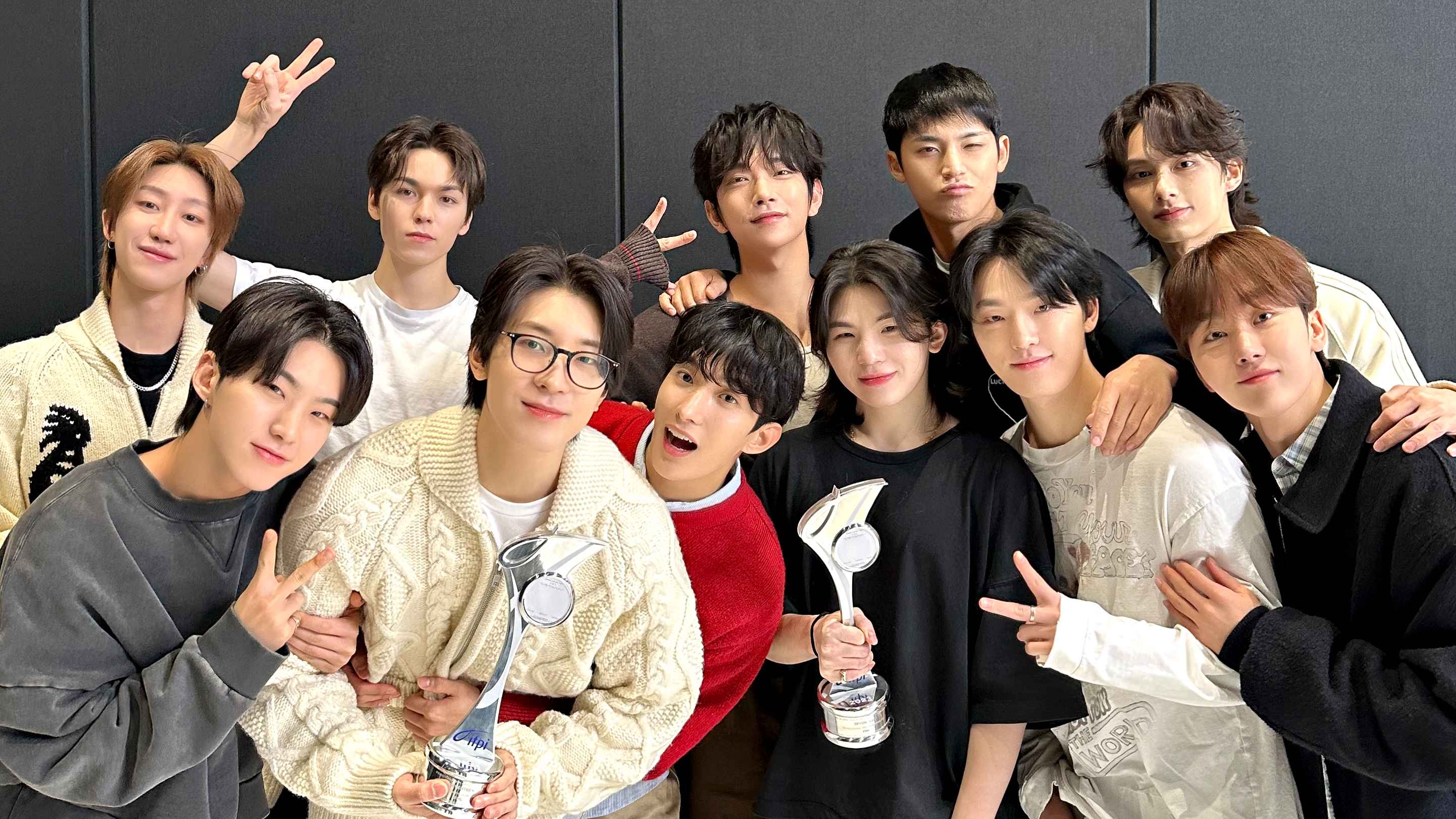 Mit ihren Awards: die K-Pop-Gruppe Seventeen.