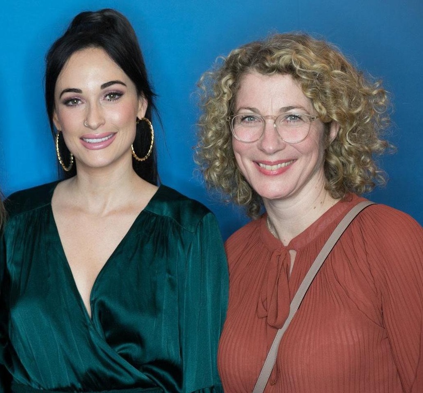 Im Schulterschluss mit dem Country-Star: Christina Sas (Universal Music, rechts) mit der jüngst mit weiteren vier Grammy-Awards ausgezeichneten Kacey Musgraves