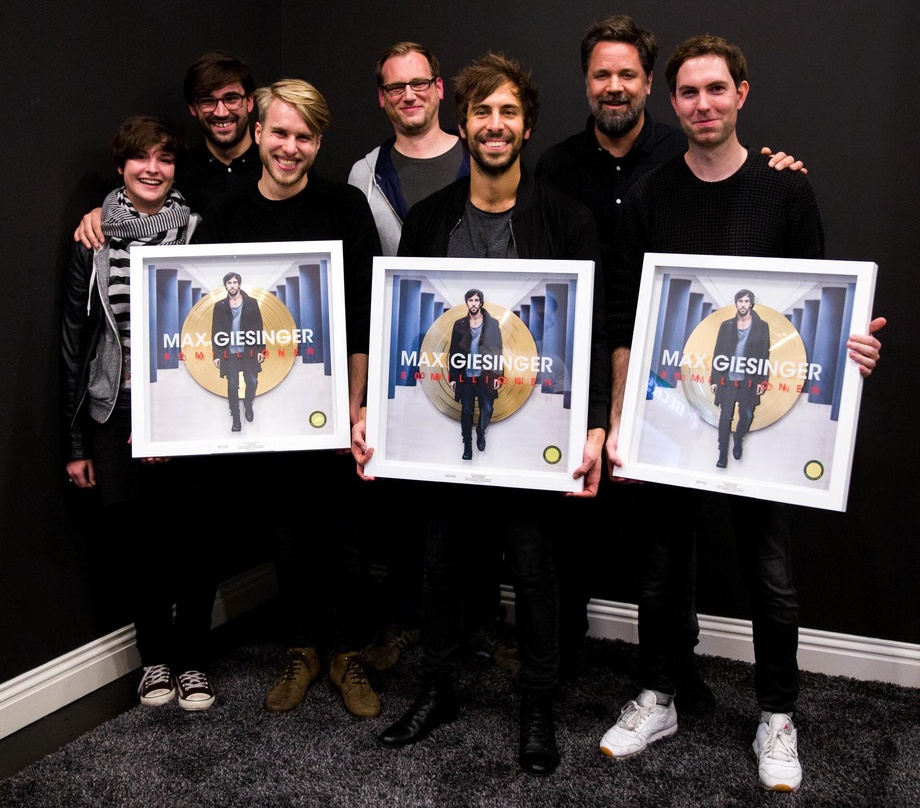 Bei der Übergabe des Gold-Awards (von links): Regina Reis (Senior Manager Release Coordination Continental Europe BMG), Maximilian Kolb (Senior Manager A&R BMG GSA), Lars Brand (Big Me Ent...