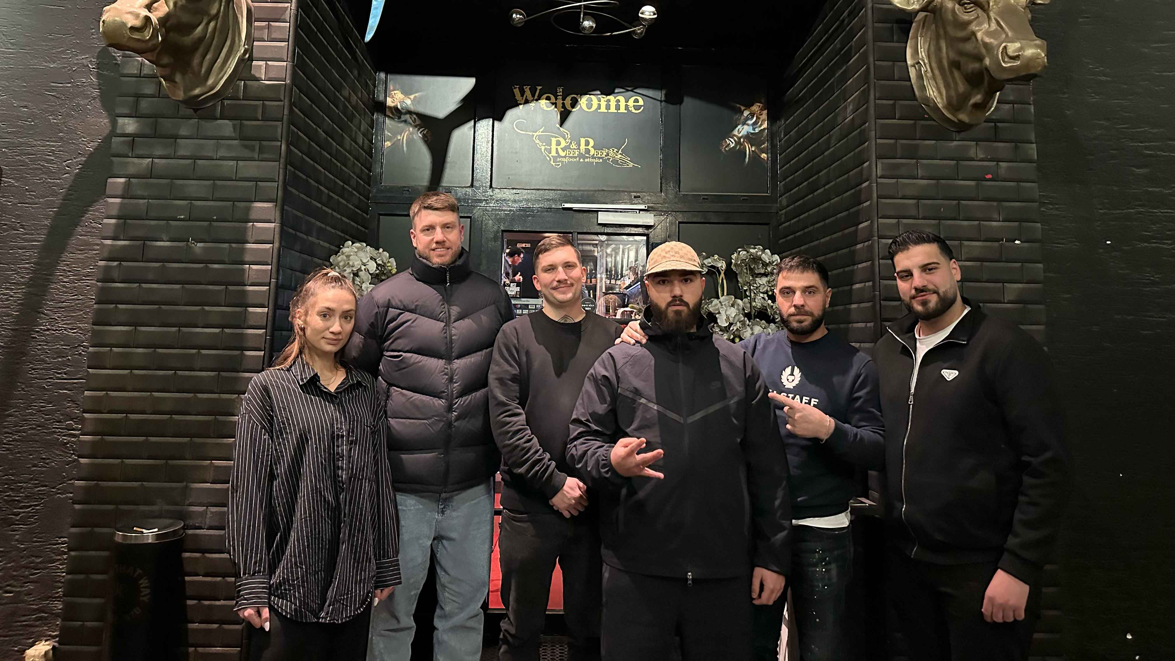83b2f01f b231 4e82 a784 dbbbffd55c73 Beschlossen die neue Partnerschaft (von links): Michelle Galfe (Digital Marketing Manager), Kevin Cremanns (Project Manager), Lars-Erik Zeike (A&R Manager, alle Groove Attack), DANO, Mehdi...
