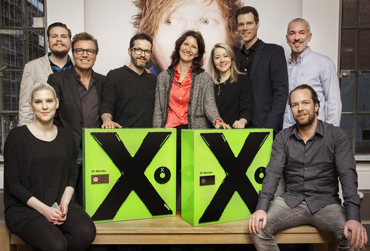 Bei der Platin-Verleihung (hinten, von links): Felix Bundschuh (Produktmanager Musik RTL Interactive), Bernd Dopp (Chairman & CEO Warner Music Central Europe), Steffen Müller (Managing Dir...