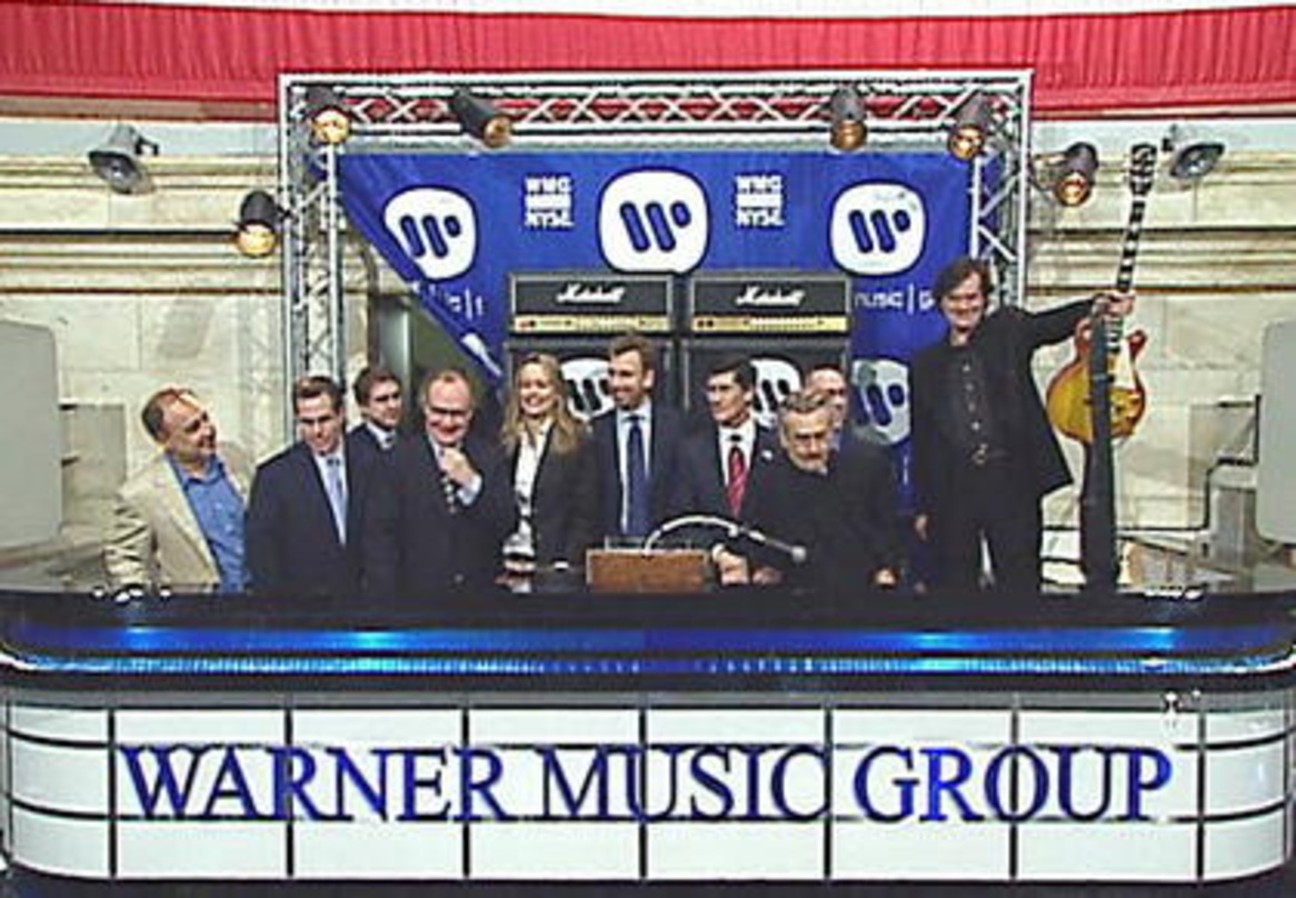 Logenplatz: Das WMG-Team rund um Edgar Bronfman (5. v.r.) mit seiner Frau Clarissa, NYSE-CEO John Thain (4. v.r.) und Jimmy Page (r.)