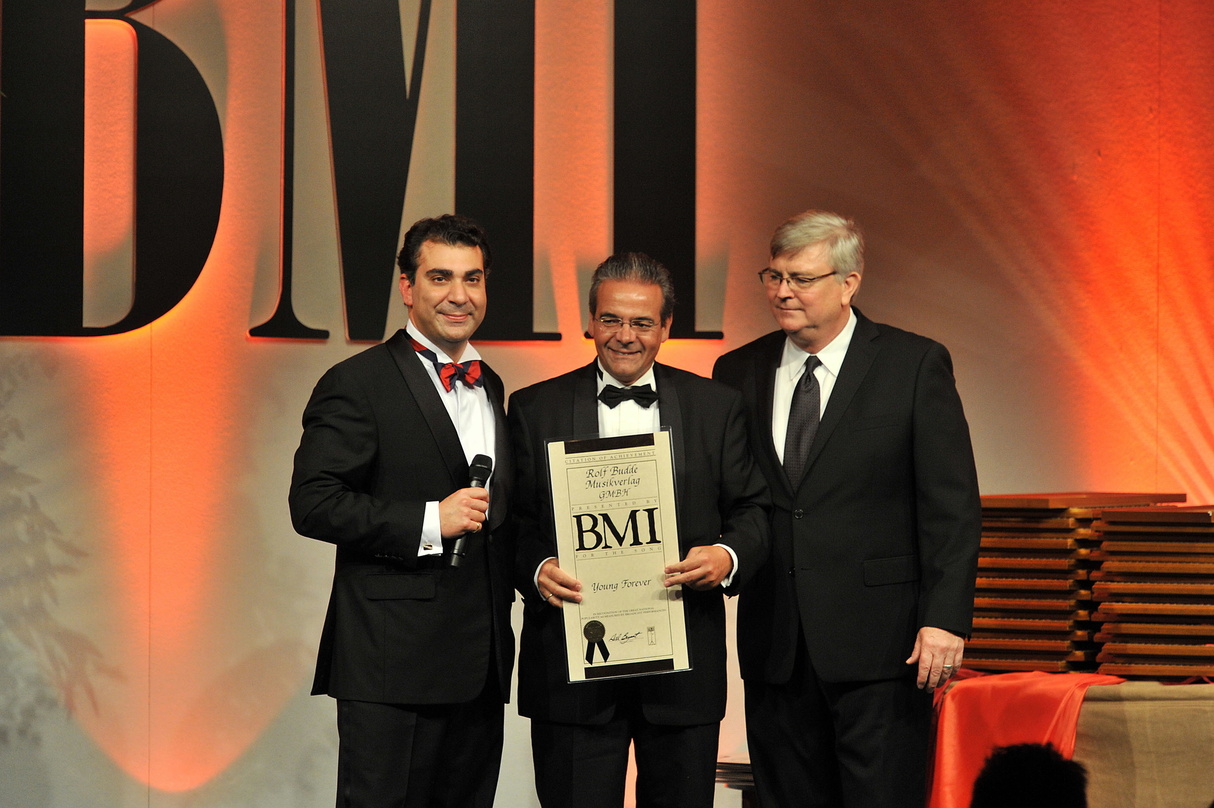 Bei der Preisverleihung (v.l.n.r.): Brandon Bakshi (Executive Director, Writer/Publisher Relations bei BMI), Professor Dr. Rolf Budde (CEO Budde Music) und Phil Graham (Senior Vice Preside...