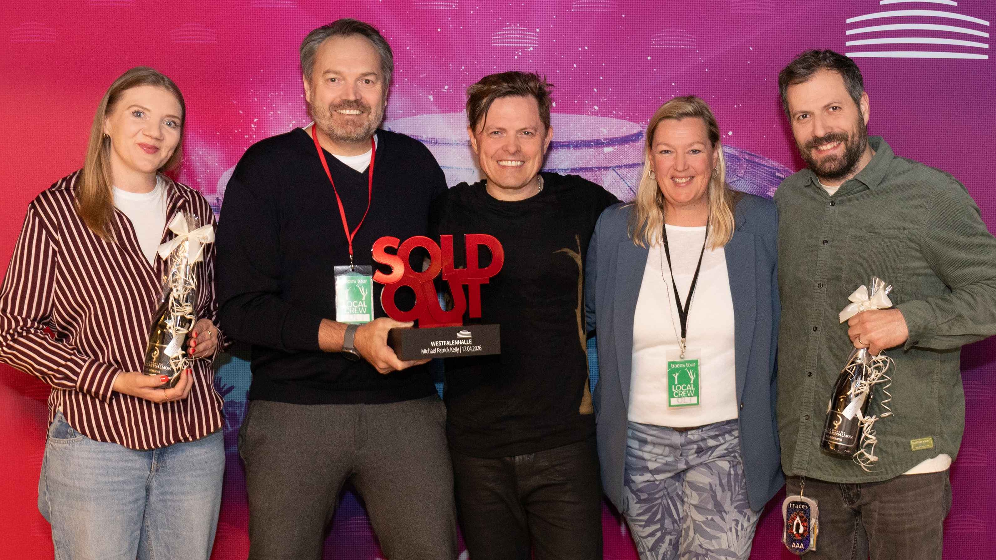 Mit der roten Trophäe (von links): Jola Nielsen (PRK DreamHaus), Rainer Schüler (Westfalenhalle), Michael Patrick Kelly, Gabi Staszak (Westfalenhalle) sowie Dave Keller (Semmel Concerts).