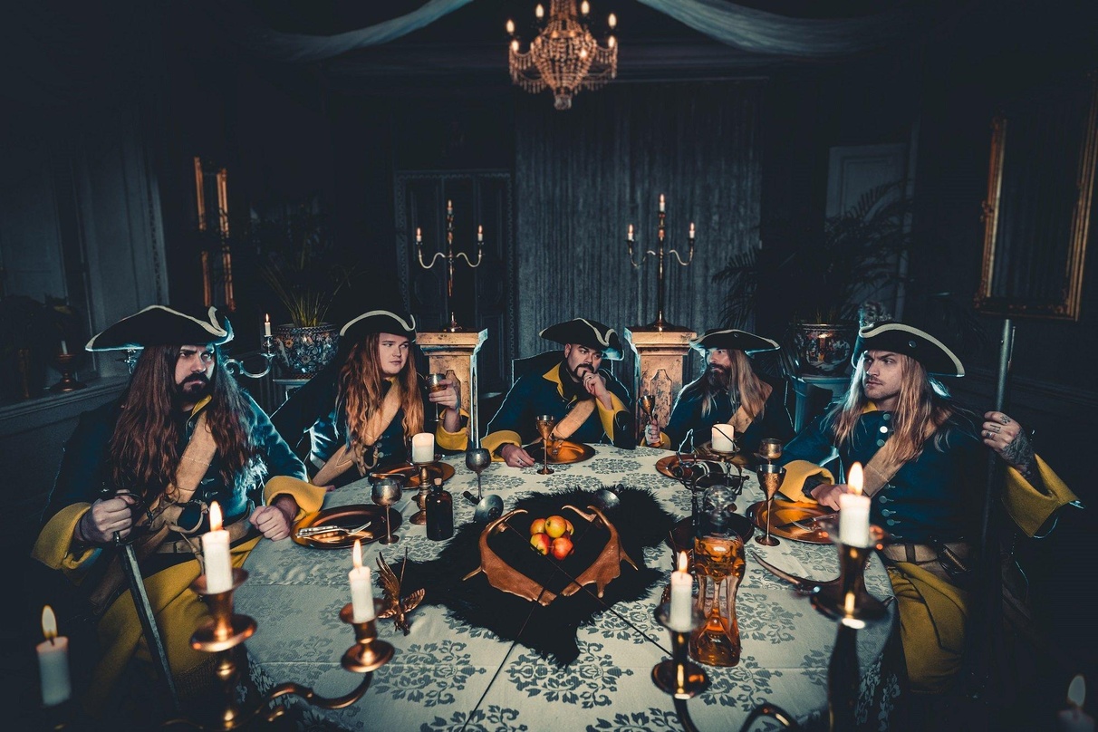 Werfen sich gemäß ihres Faibles für geschichtliche Themen auch gern mal in historische Kostüme: Sabaton