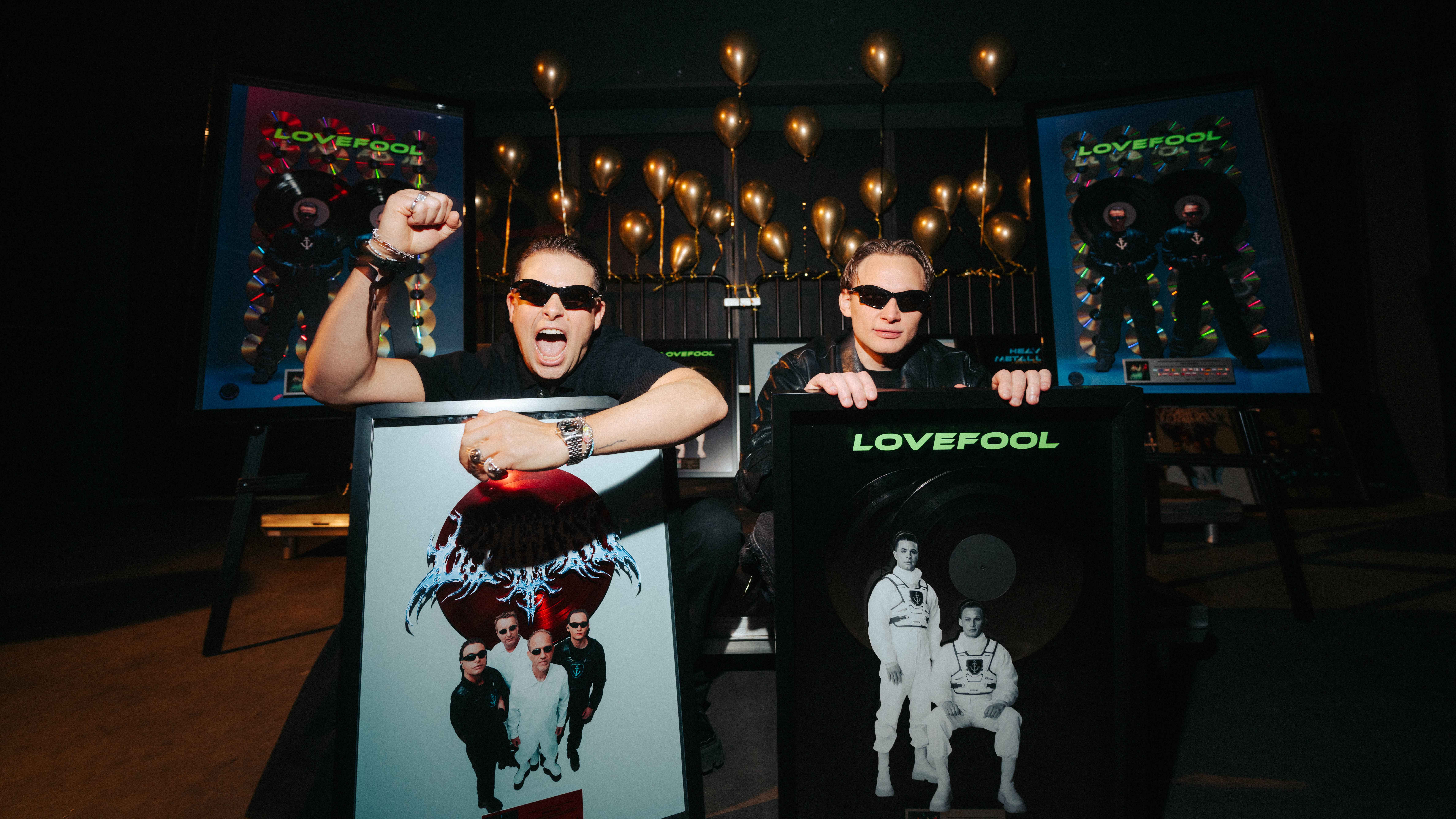 Verzeichnen international einige Milliarden Streams sowie über fünf Millionen monatliche Hörer:innen auf Spotify: twocolors, bestehend aus Emil Reinke (Gitarre, links) und Pierre-Angelo Pa...