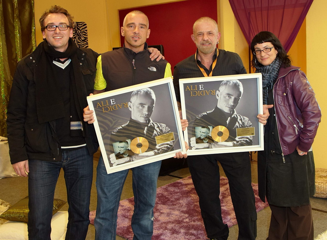 Krönten den Konzertabend mit Edelmetall: Eros Ramazzotti und Sony Music||Zur Edelmetallverleihung versammelten sich (v.l.n.r.): Dietmar Lienbacher (Sony Music Austria Marketing Director), ...