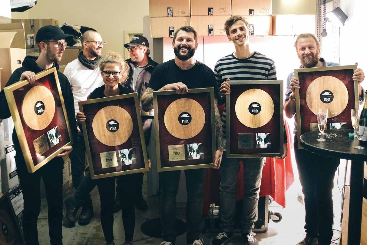 Feierten Holz statt Gold: Fynn Kliemann (2. von rechts) und sein Team