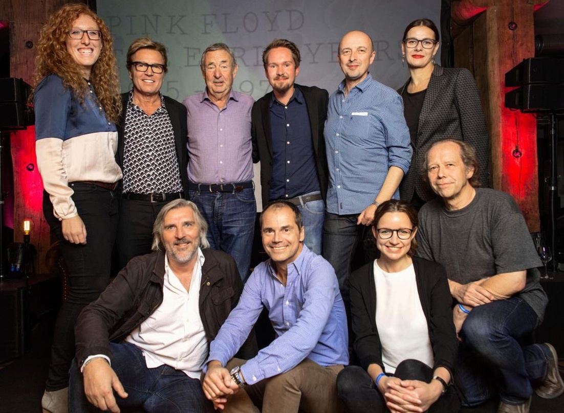Nick Mason traf sich mit seinem Warner-Team in Hamburg (hinten, von links): Monique Schmiedl (Media Manager Online/Print Rock), Bernd Dopp (Chairman & CEO Warner Music Central Europe), Nic...
