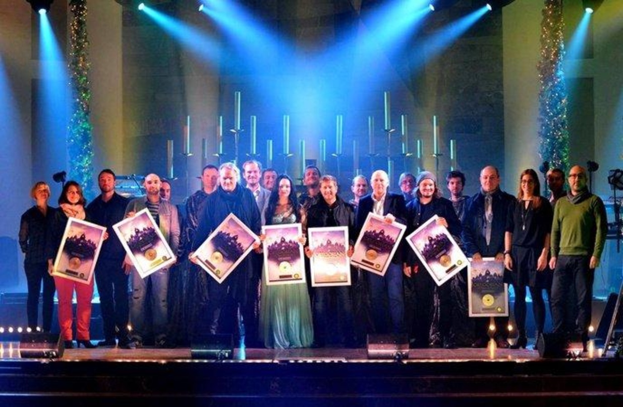 Bei einer Award-Verleihung im Herbst 2014 in München: Carsten Heusmann (vorn, sechster von rechts) zwischen Amelia Brightman (links von ihm) und Mike P. Heisel (rechts von ihm) und dem Ger...