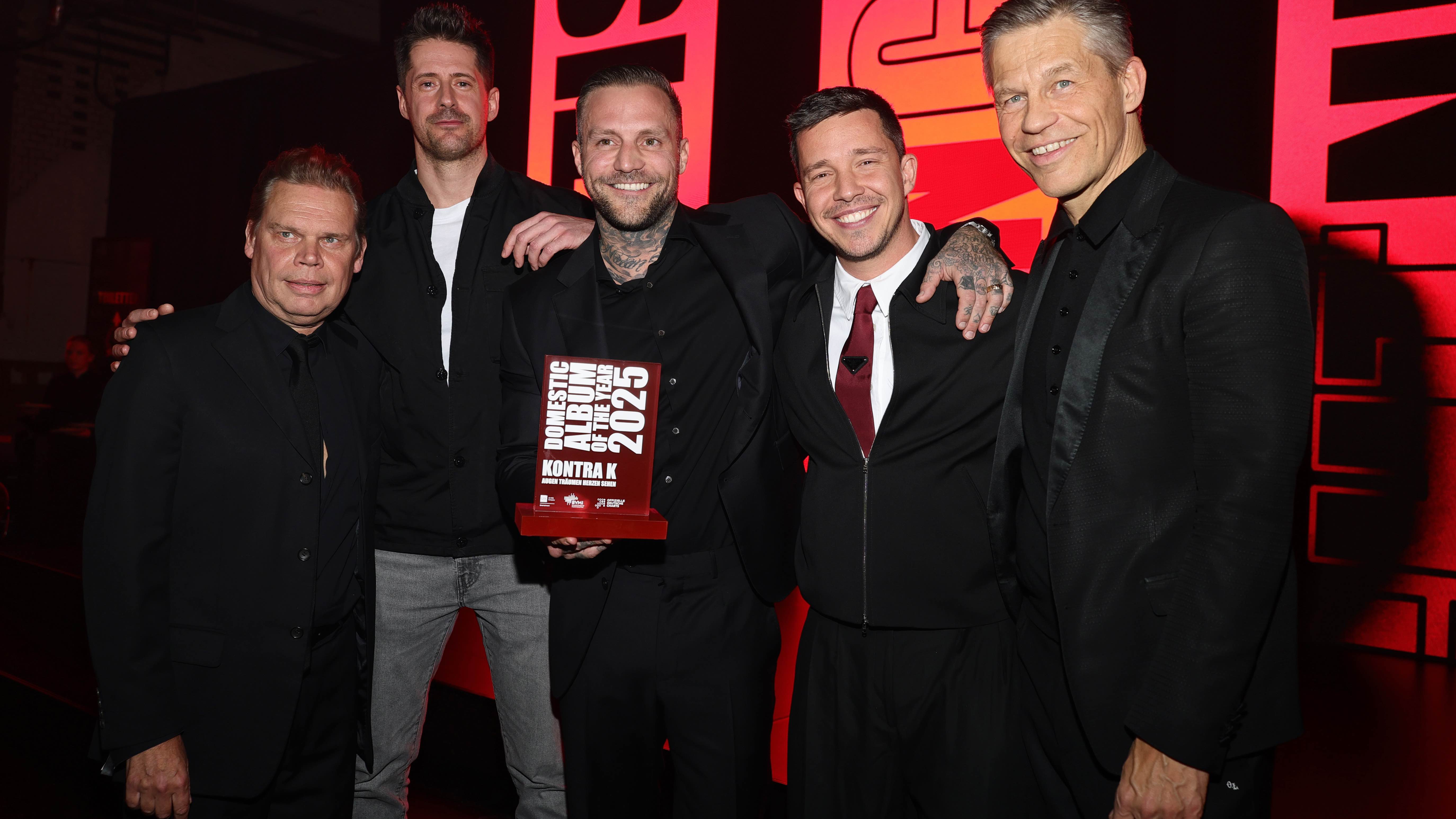 Mit der Auszeichnung für das erfolgreichste Album des Jahres bei der Artist Celebration Night (von links): Tom Bohne (President Music Domestic Universal Music), Produzent Vincent "Beatzarr...