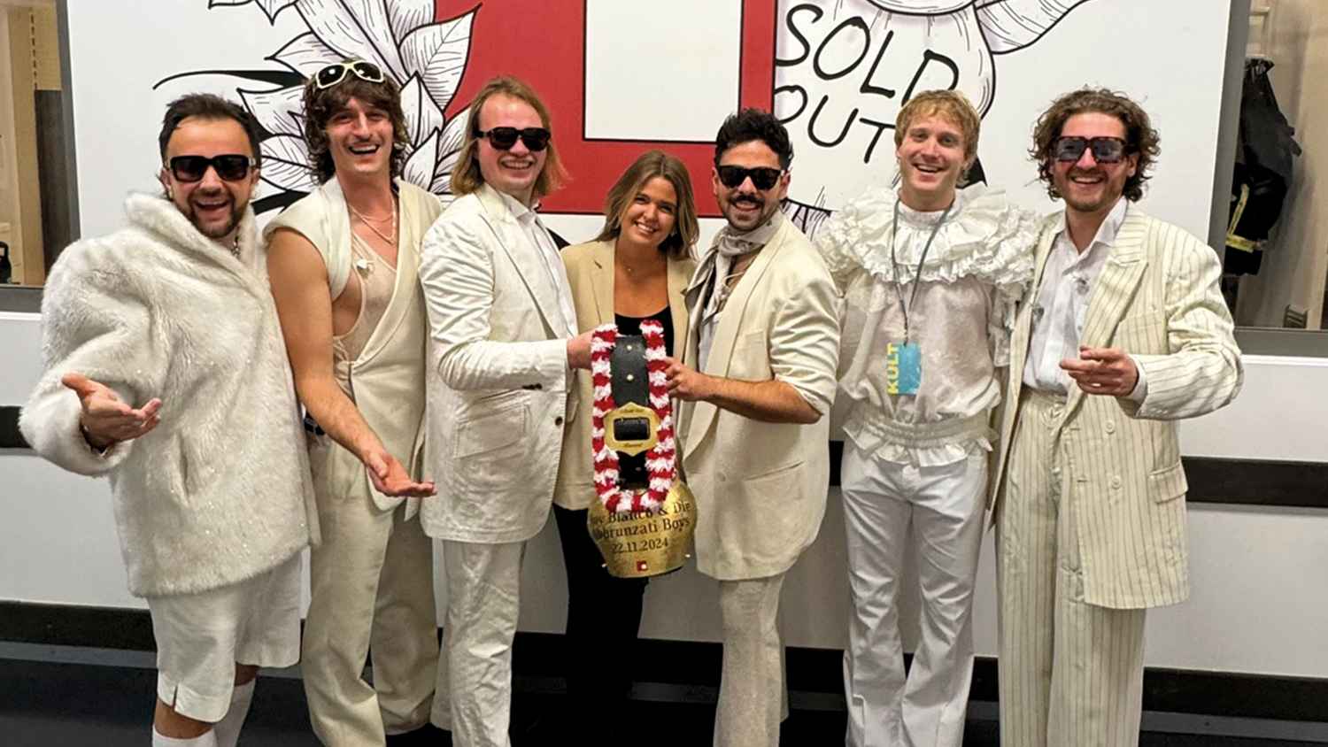 Bei der Verleihung der Kuhschelle: Lena Angerer (bigBox Allgäu) mit Roy Bianco & Die Abbrunzati Boys.